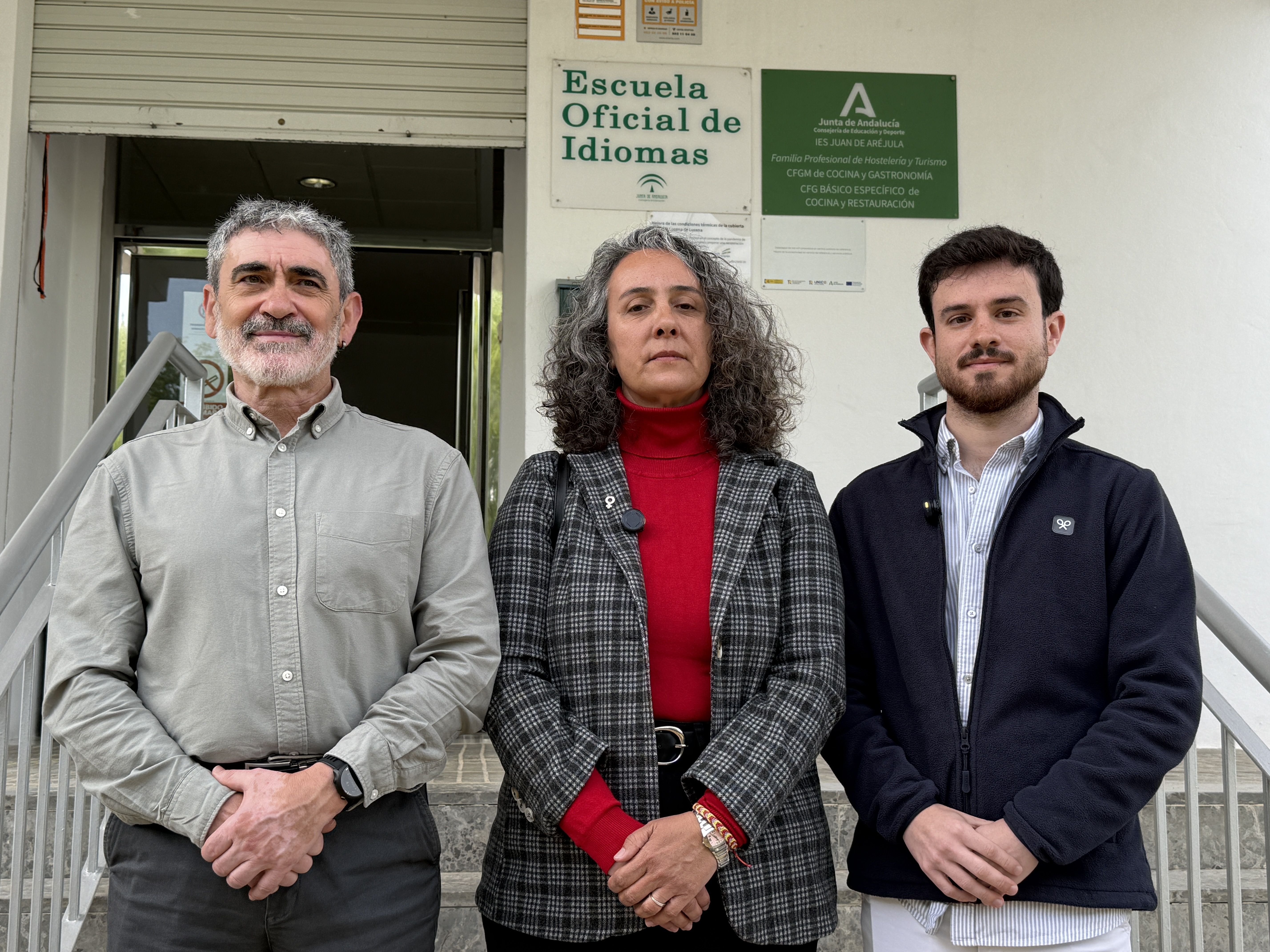 Miguel Villa, María Rosa Rodríguez Ruz y José Manuel Cobo a las puertas de la Escuela de Hostelería de Lucena.