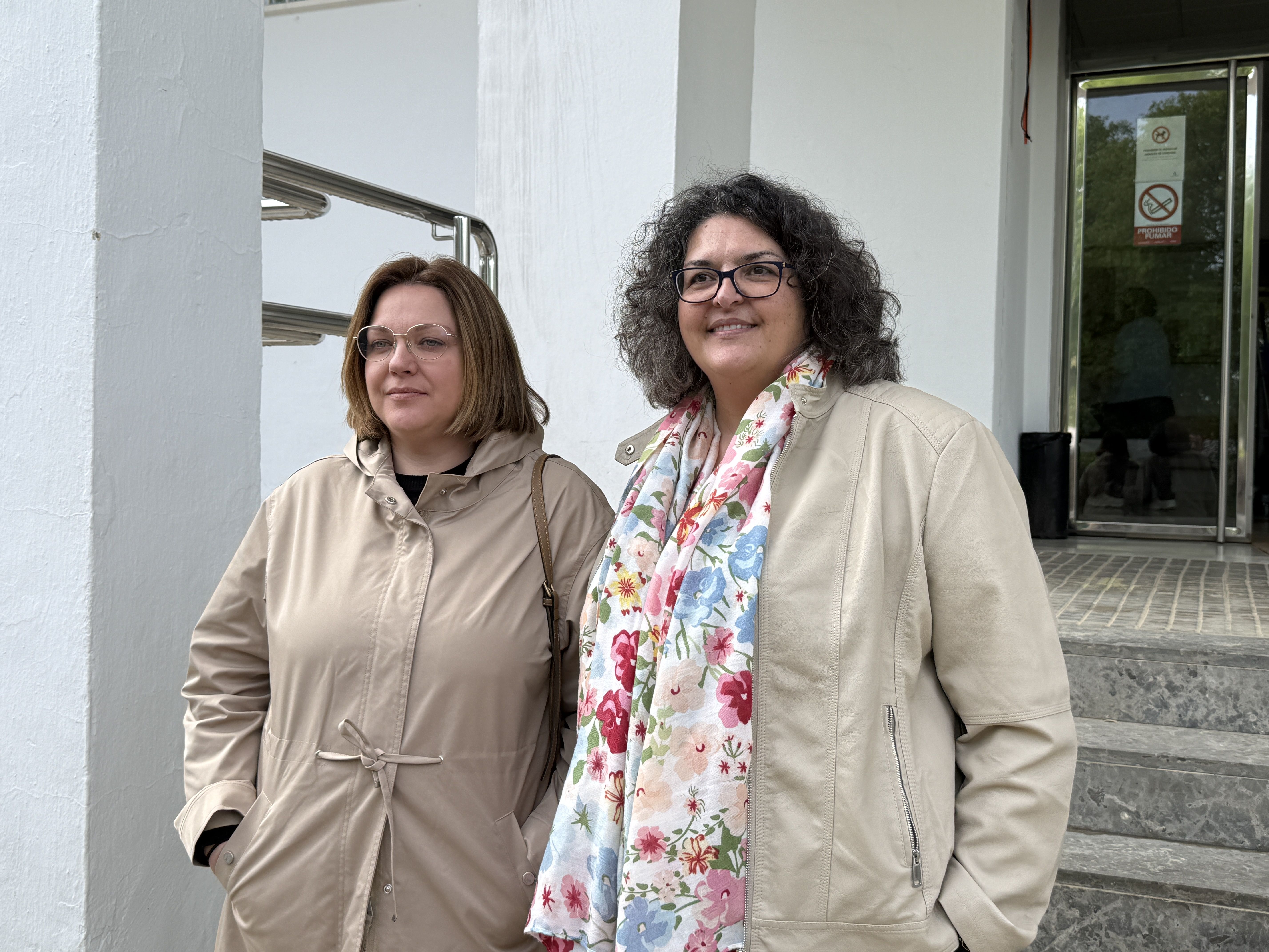 La presidenta del AMPA, Sonia Cantero, y la madre de uno de los alumnos, María Dolores Martín, mostraban su preocupación ante los medios.