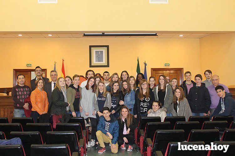  Alumnos participantes en el intercambio junto a autoridades locales 