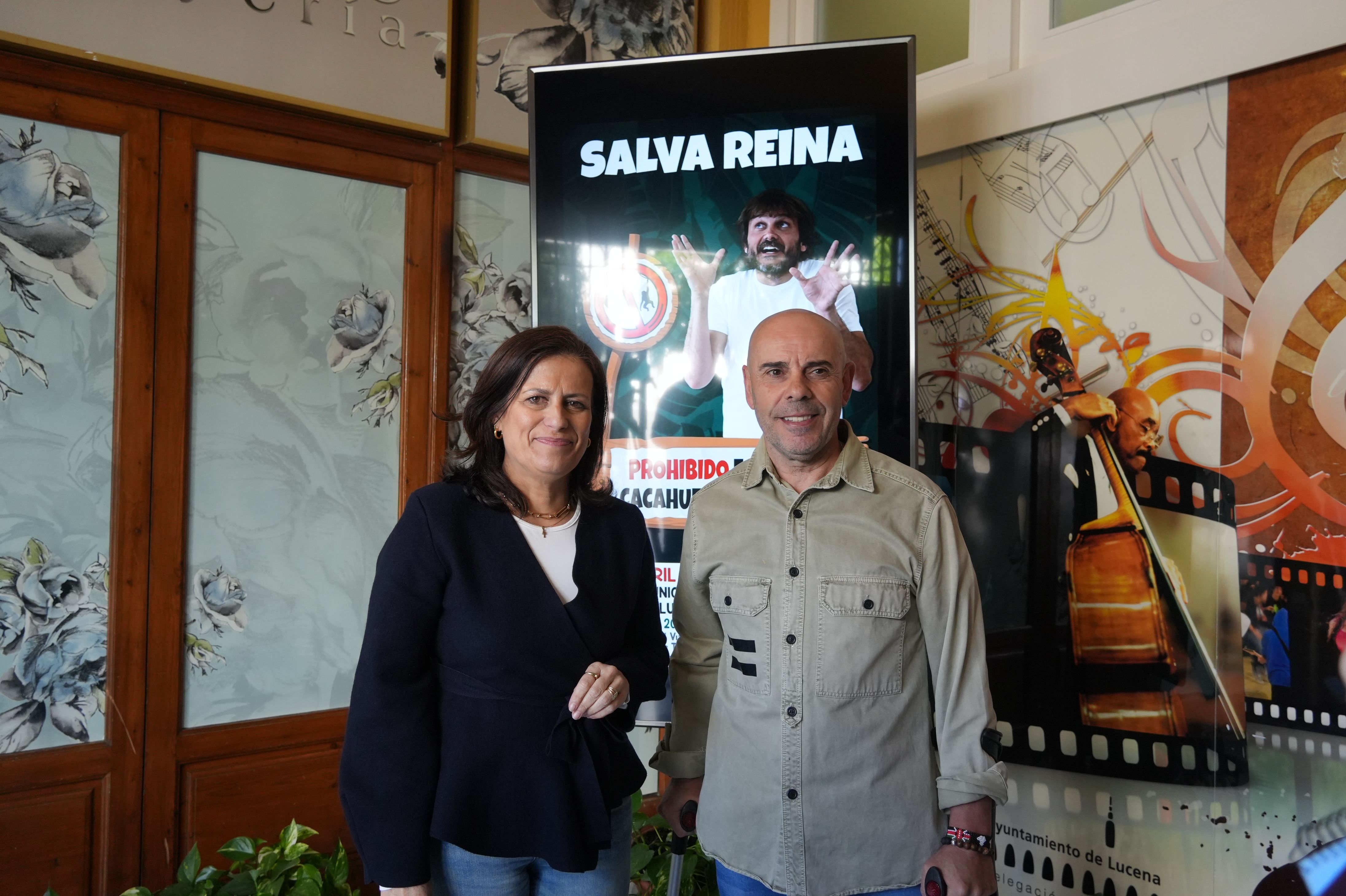Miriam Ortiz y Ángel Parejo, junto al cartel de la obra “Prohibido echarle cacahuetes al mono”, a cargo del actor Salva Reina