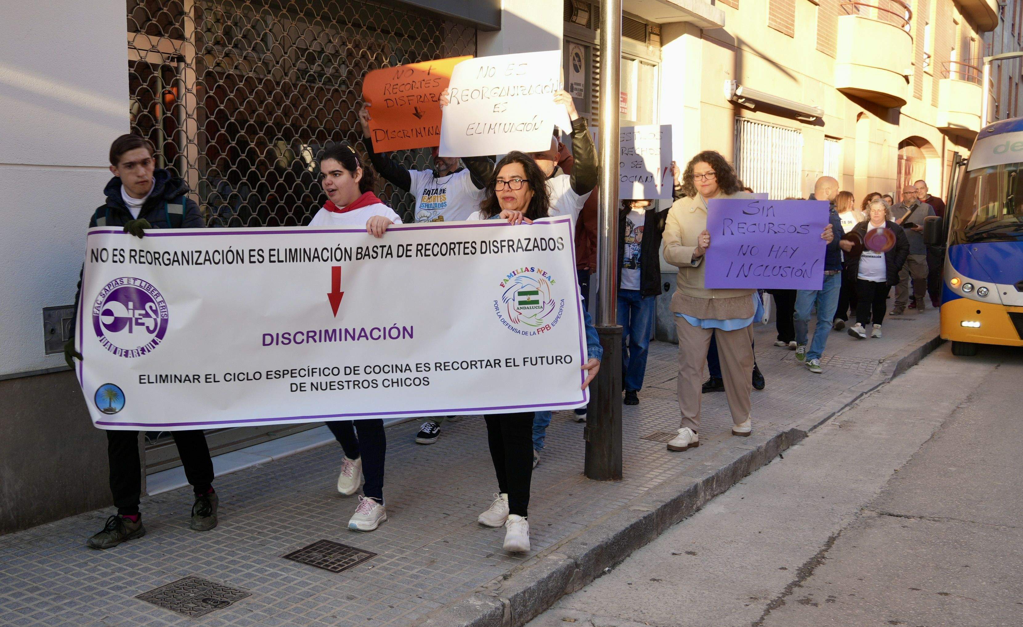 Una de las concentraciones celebradas en abril para pedir el mantenimiento del Ciclo Básico Específico de Cocina en el IES Juan de Aréjula. Archivo