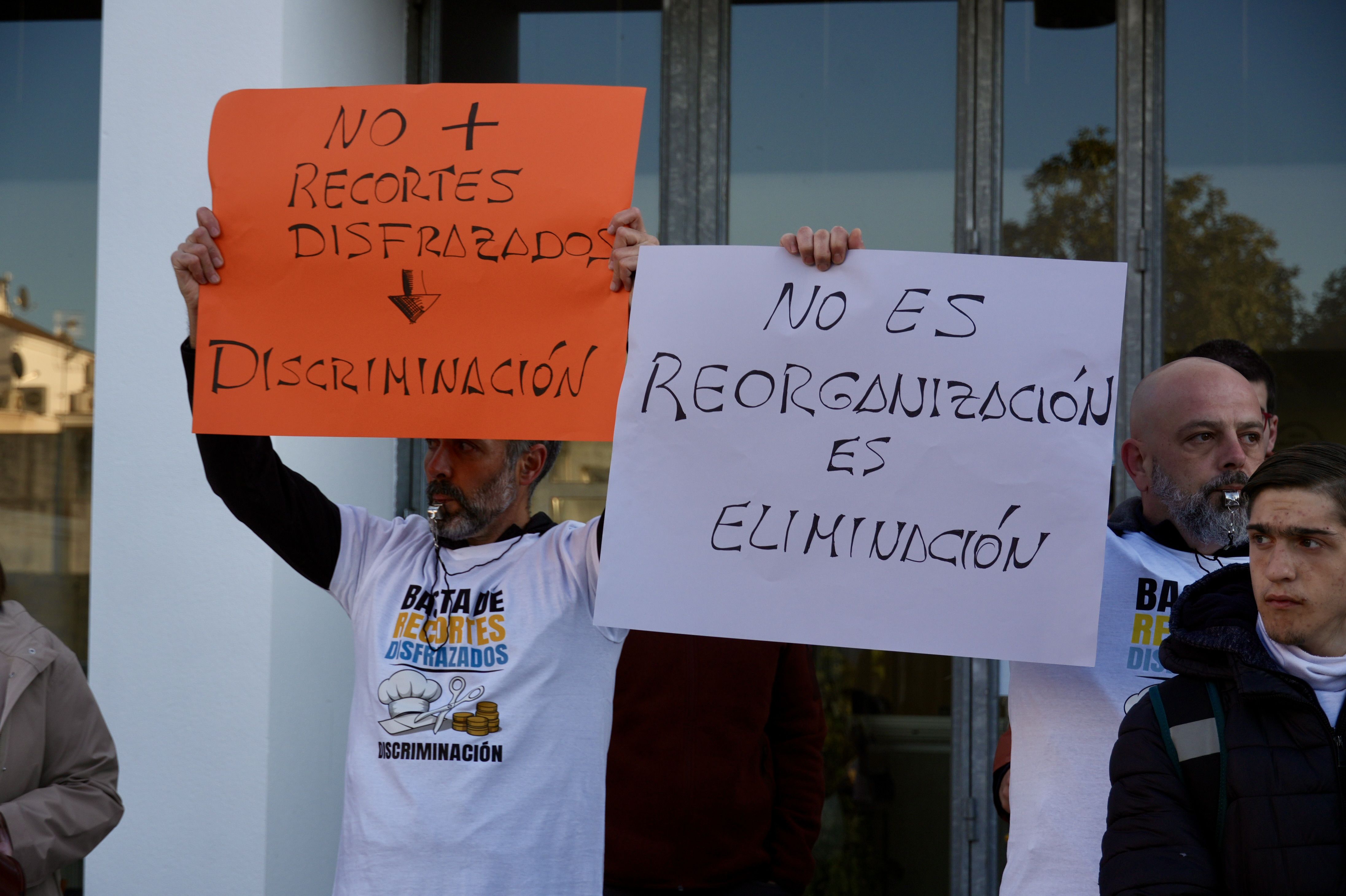 Concentración Ciclo Básico cocina IES Juan de Aréjula, esta mañana a las puertas del centro Concentración Ciclo Básico cocina IES Juan de Aréjula, esta mañana a las puertas del centro