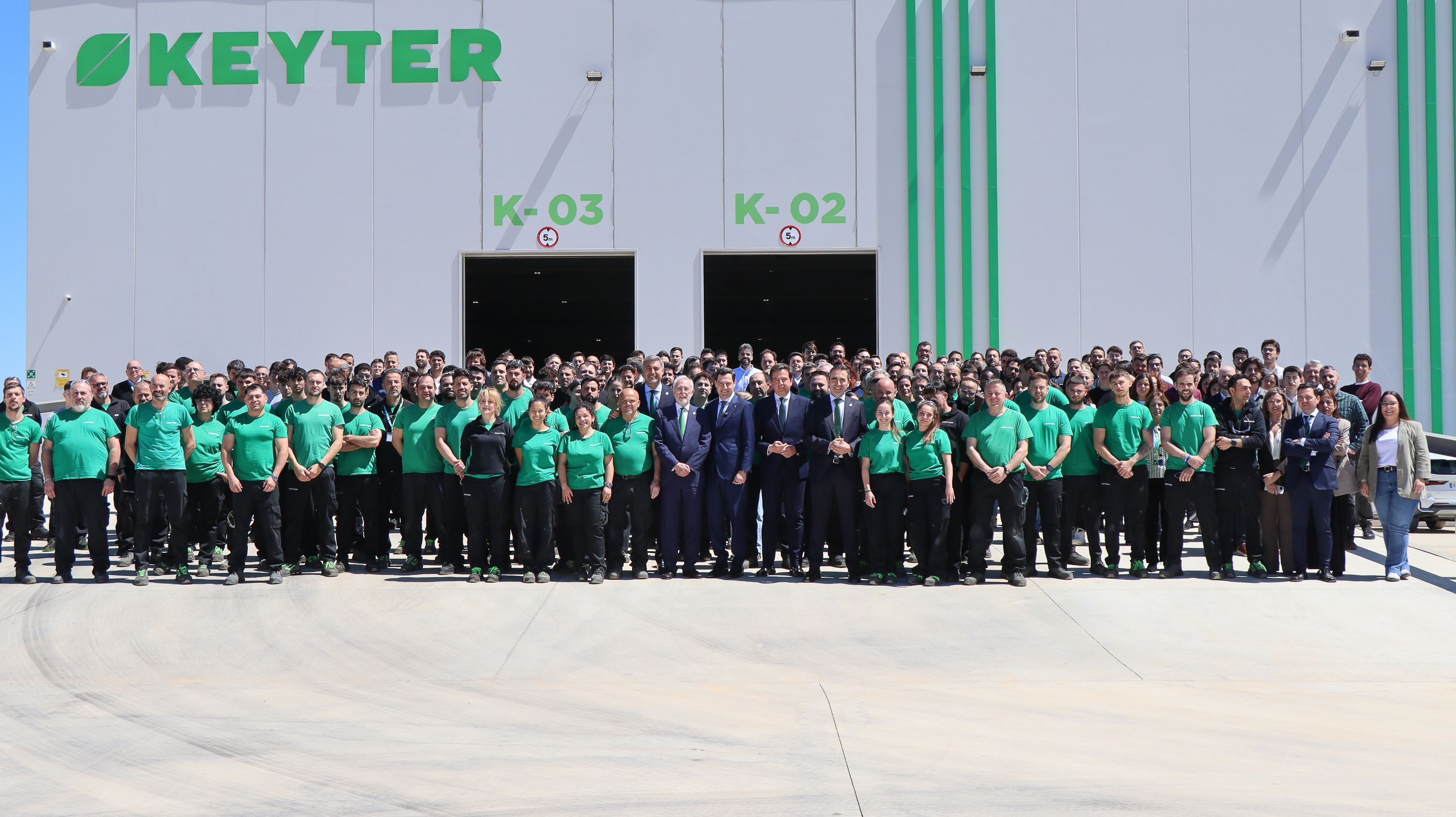 El presidente de la Junta de Andalucía, Juanma Moreno; el alcalde de Lucena, Aurelio Fernández; y el presidente de Keyter Group, Aurelio García, posan junto a la plantilla de la fábrica en el exterior de las nuevas instalaciones durante su presentación oficial. El presidente de la Junta de Andalucía, Juanma Moreno; el alcalde de Lucena, Aurelio Fernández; y el presidente de Keyter Group, Aurelio García, posan junto a la plantilla de la fábrica en el exterior de las nuevas instalaciones durante su presentación oficial.