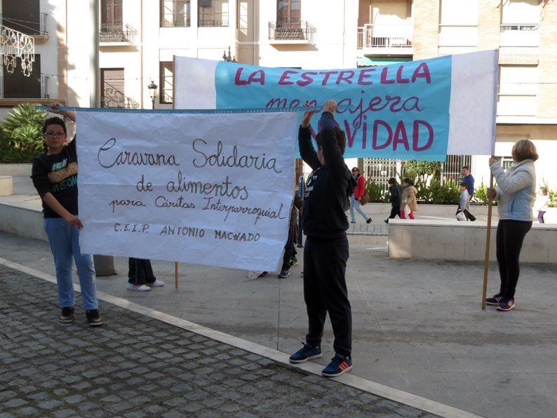 Galería: Caravana solidaria de alimentos del Colegio Antonio Machado