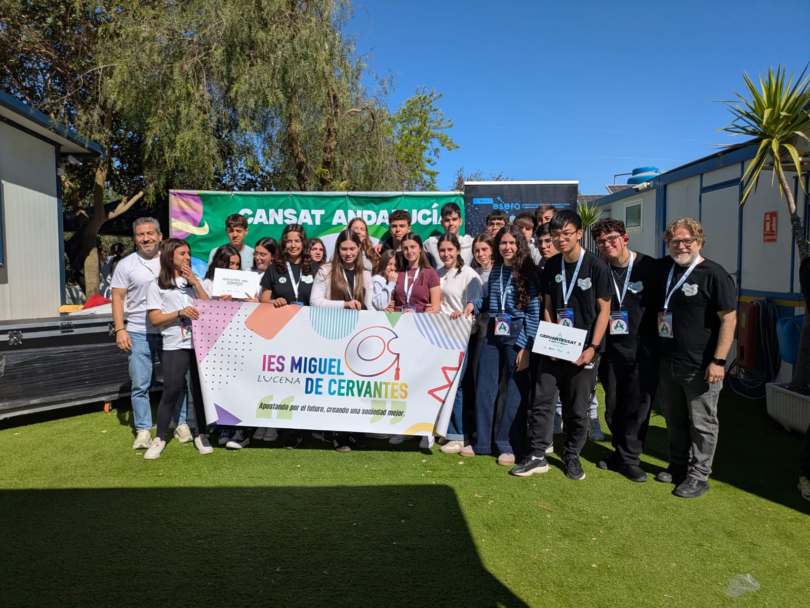 Componentes de los dos equipos lucentinos participantes en la fase final del programa CanSat de la Agencia Espacial Europea (ESA) Componentes de los dos equipos lucentinos participantes en la fase final del programa CanSat de la Agencia Espacial Europea (ESA)