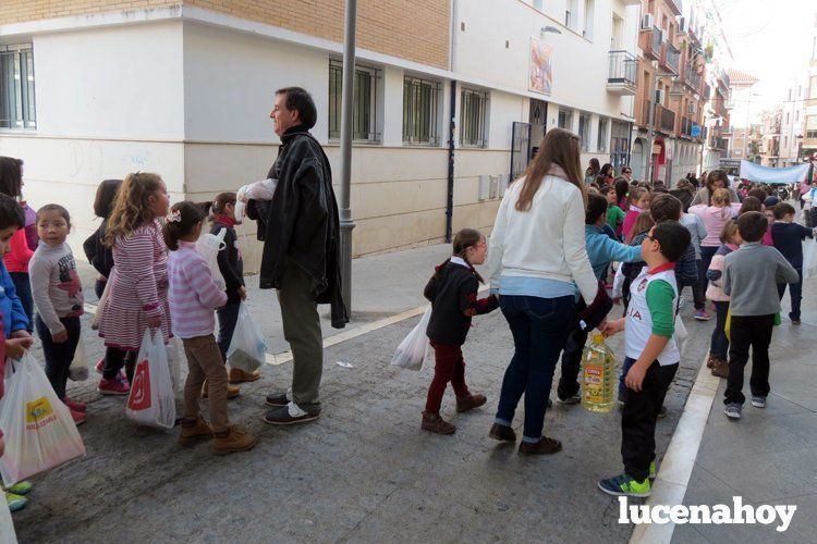  La caravana solidaria del CEIP Antonio Machado fue una de las primeras actividades de la Campaña de Navidad. 