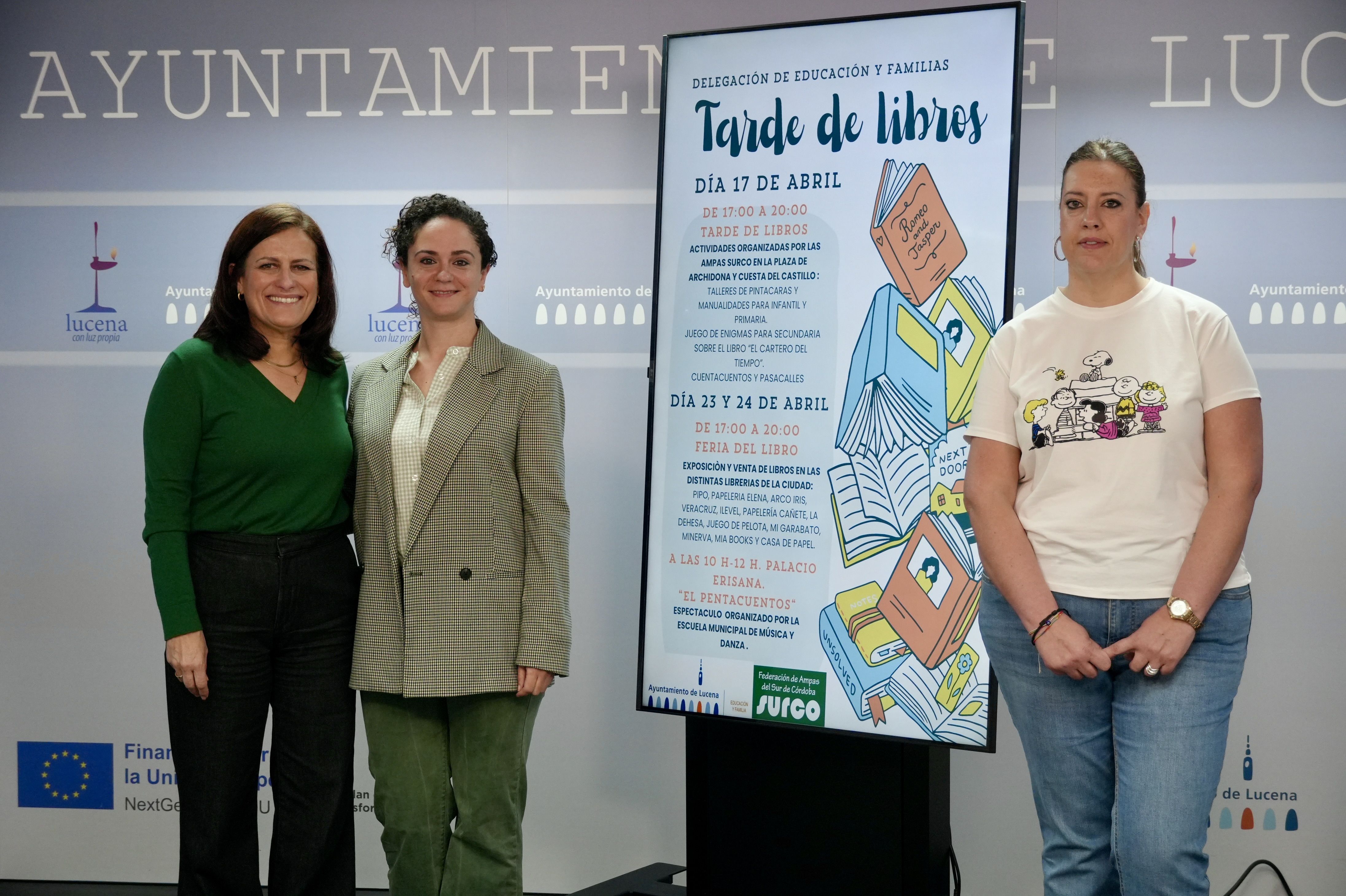 Representantes de la Federación de AMPAS "Surco" junto a la edil de Educación, ante el cartel de "Tarde de libros"