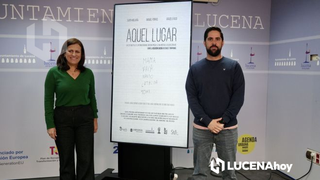 Miriam Ortiz y Joaquín Serrano junto al cartel anunciados del cortometraje