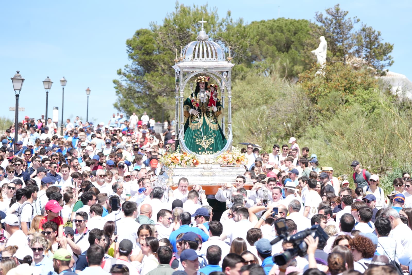 Una imagen de la Virgen de Araceli, que ya encamina sus pasos hasta Lucena