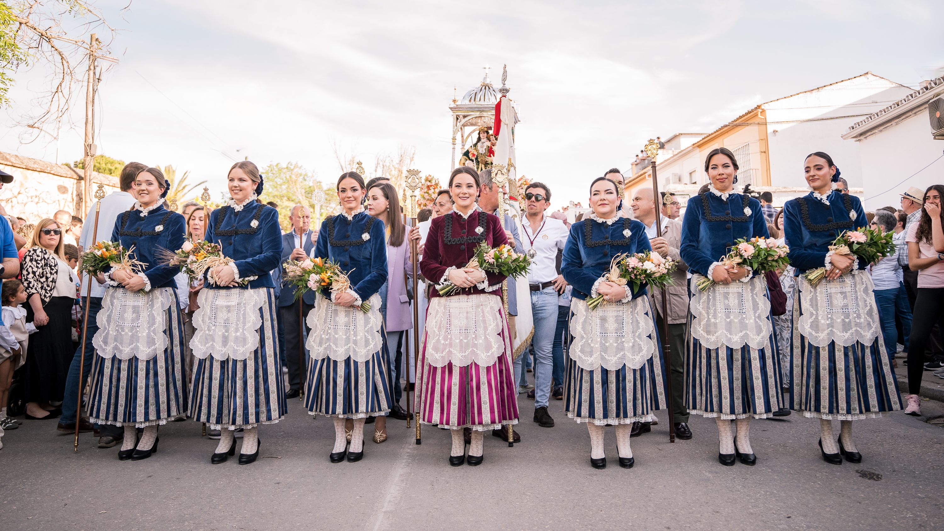 La Corte Aracelitana se incorpora a la procesión en la Puerta de la Mina