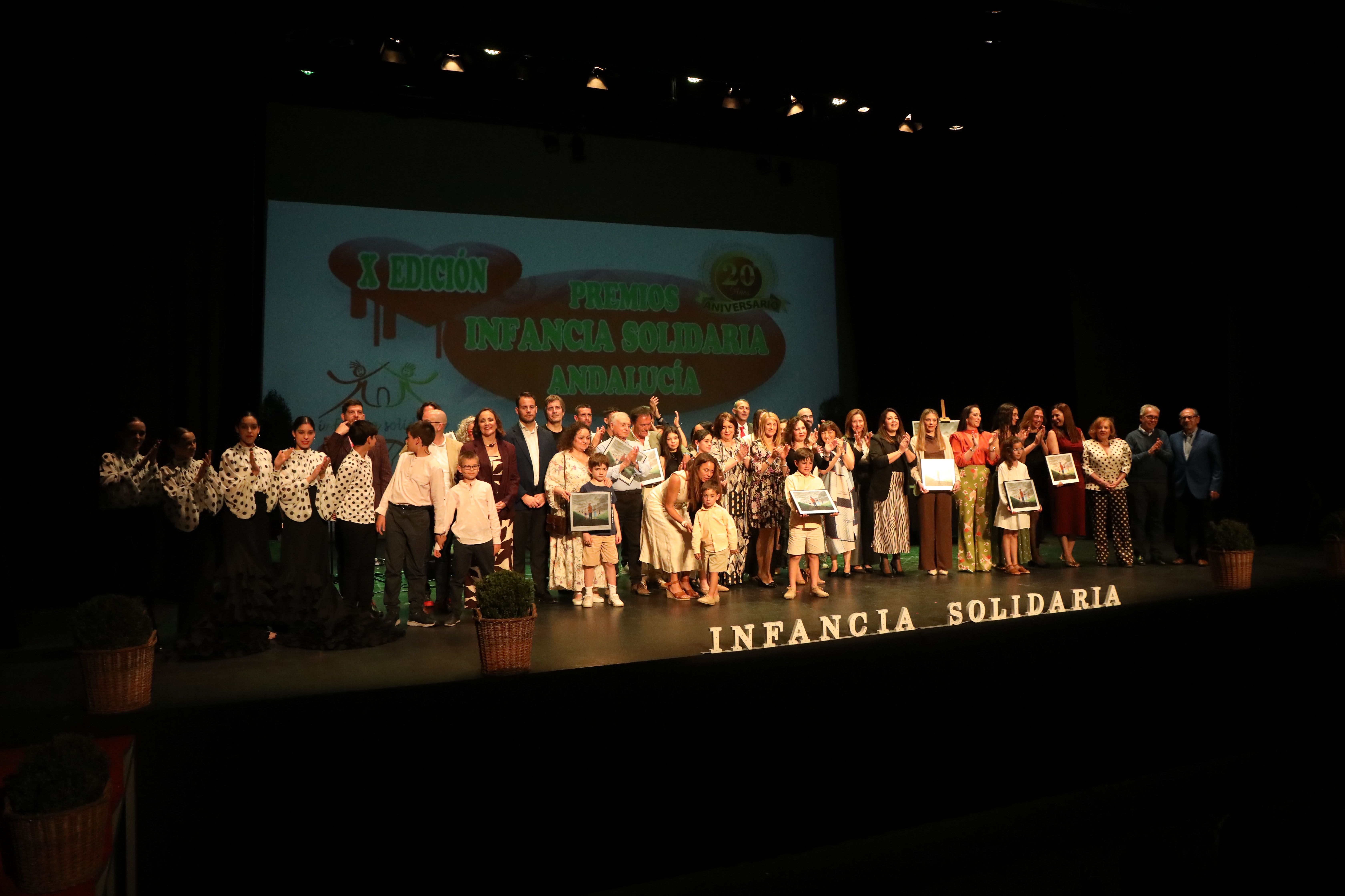 Foto de familia de los galardonados en esta gala de premios "Infancia Solidaria"