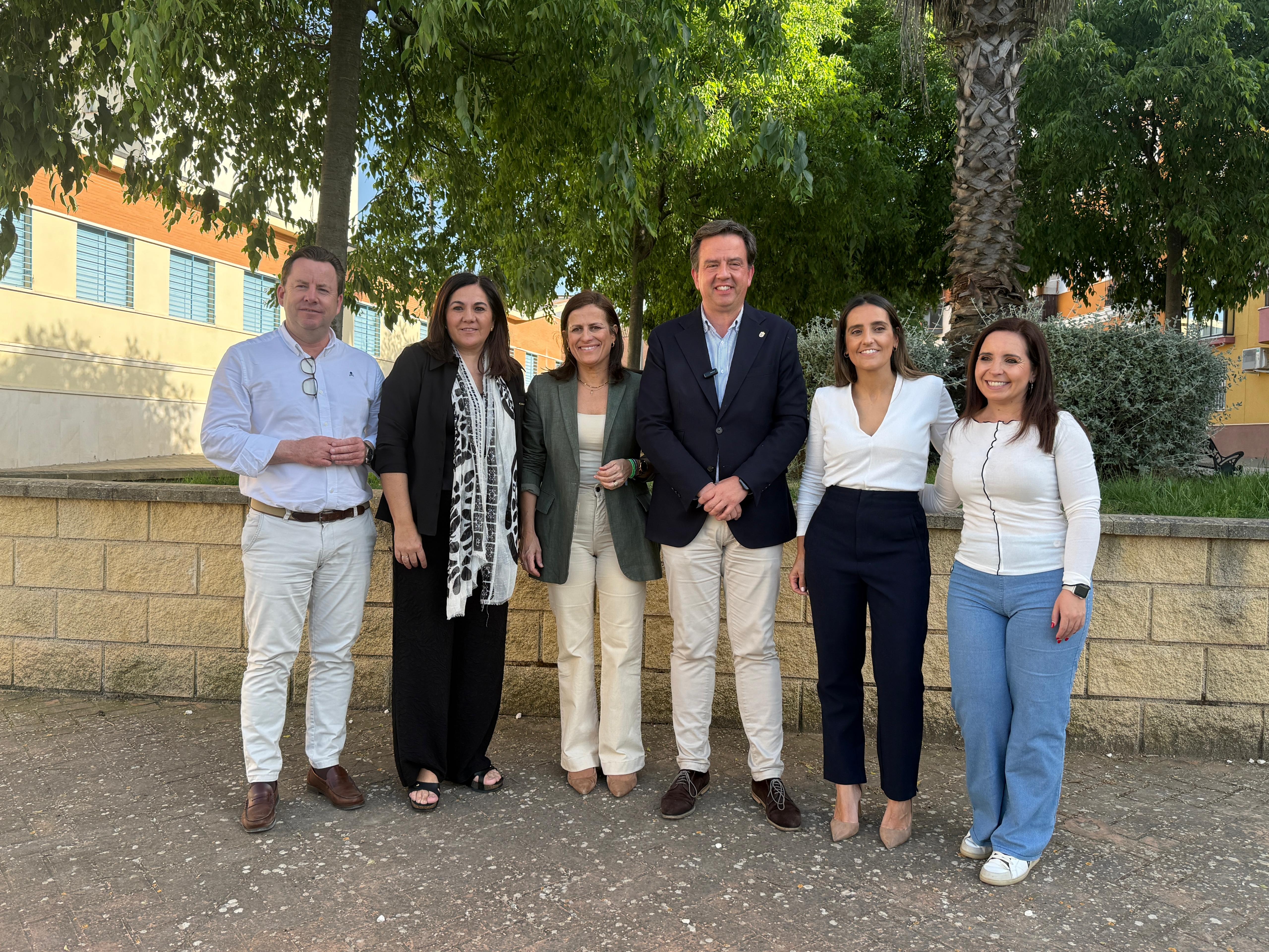 Las candidatas Beatriz Jurado y Miriam Ortiz junto al alcalde y miembros del equipo de gobierno popular