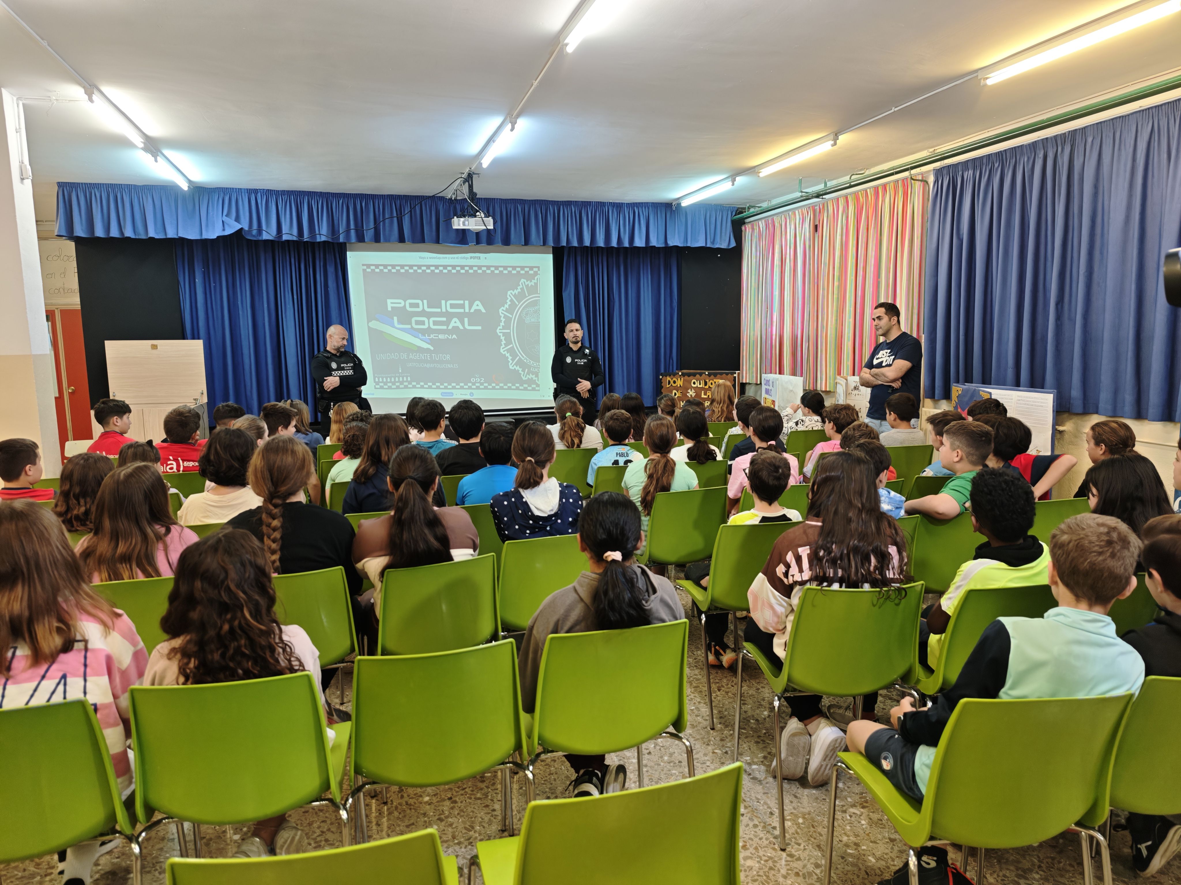 Los agentes se dirigen a los alumnos participantes en este programa en el colegio El Prado