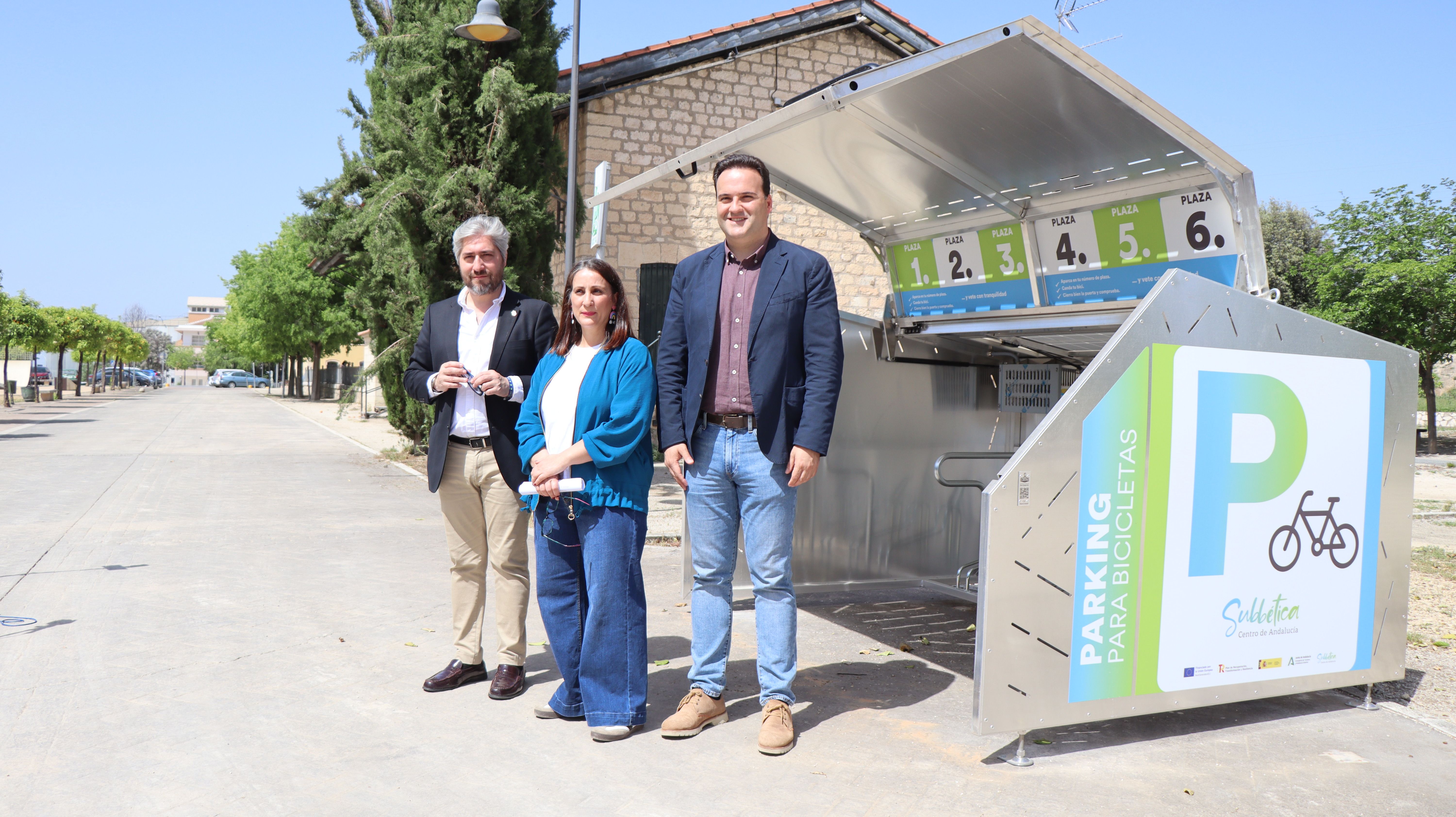 Francisco Barbancho, María Camacho y Juanra Valdivia, durante la presentación de las instalaciones junto a la Vía Verde del Aceite.