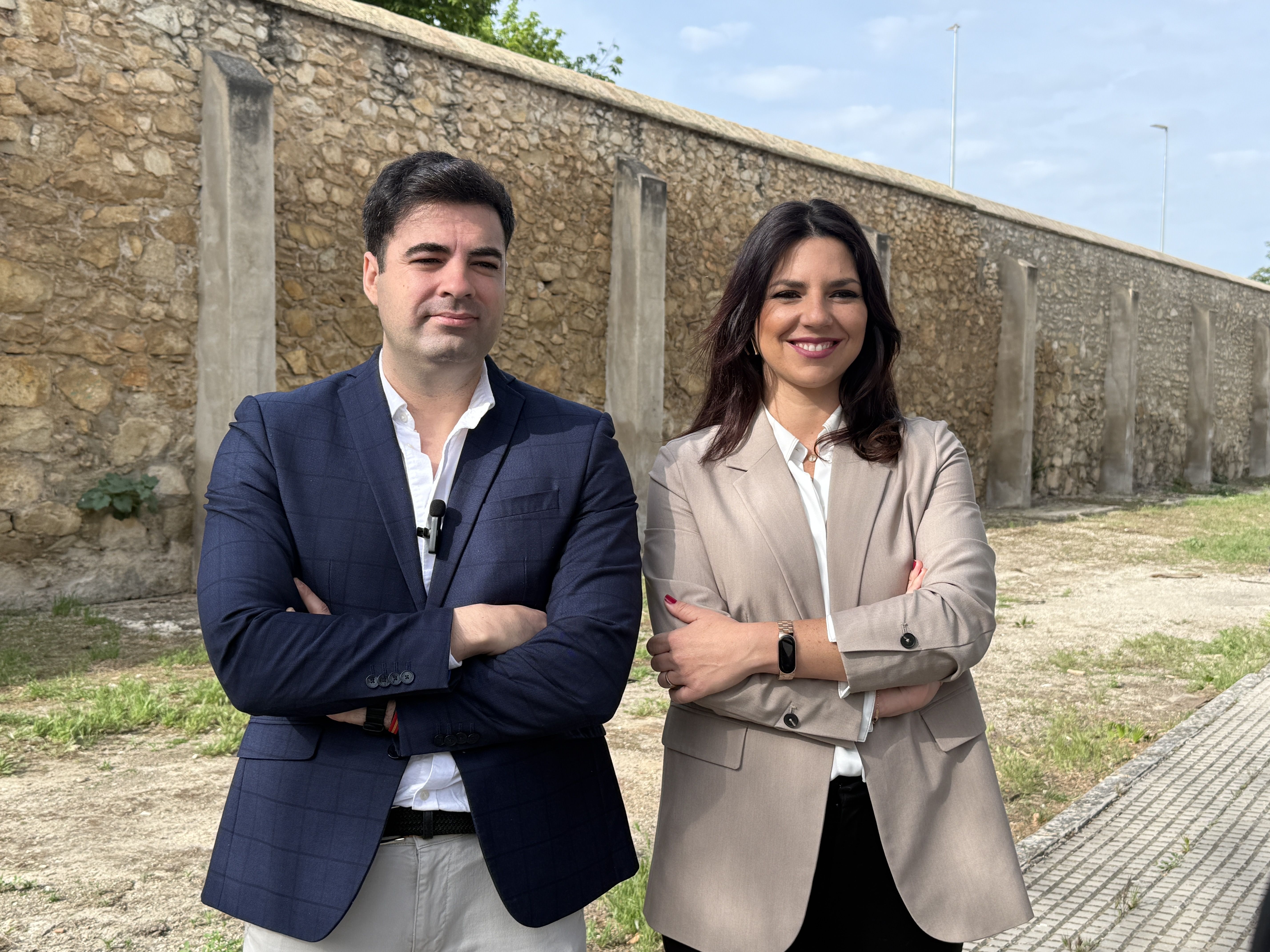 Jesús López y Purificación Joyera junto a la muralla del Carmen cuya protección se llevará a pleno.