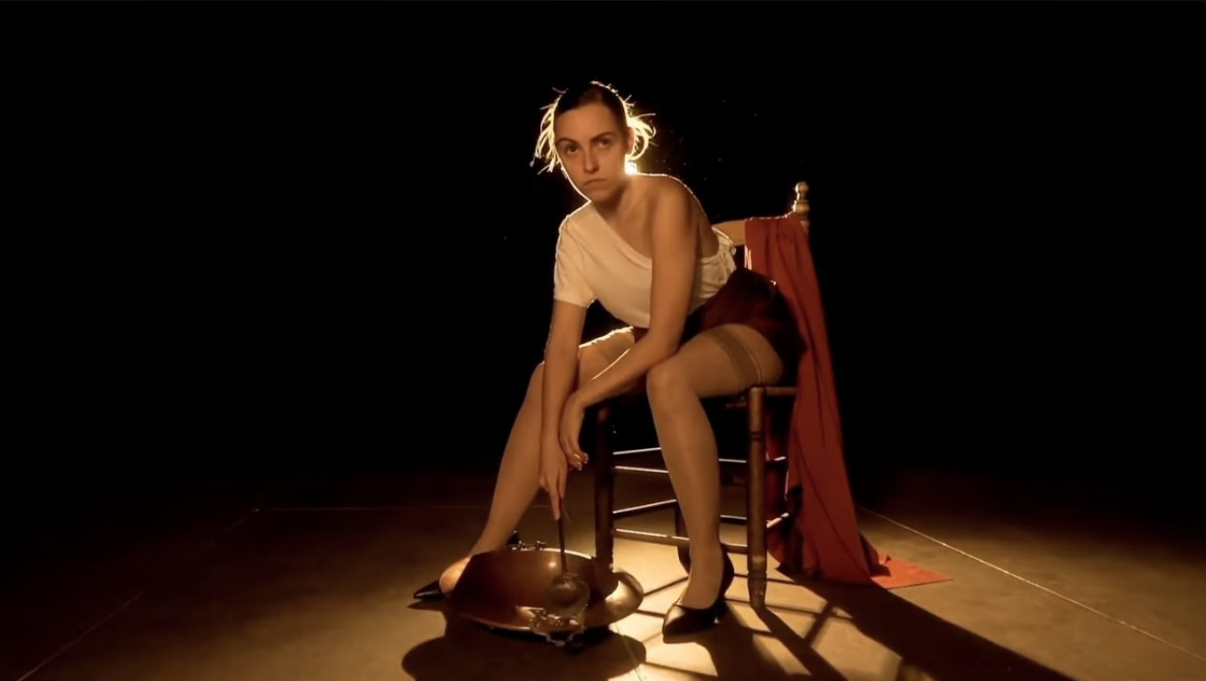 Representación del cuadro "La Chiquita Piconera", de Julio Romero de Torres.