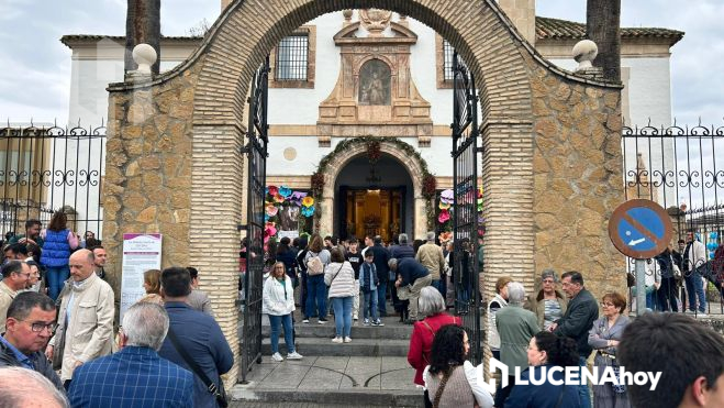Decenas de personas esperaban a las puertas de la Parroquia del Carmen.