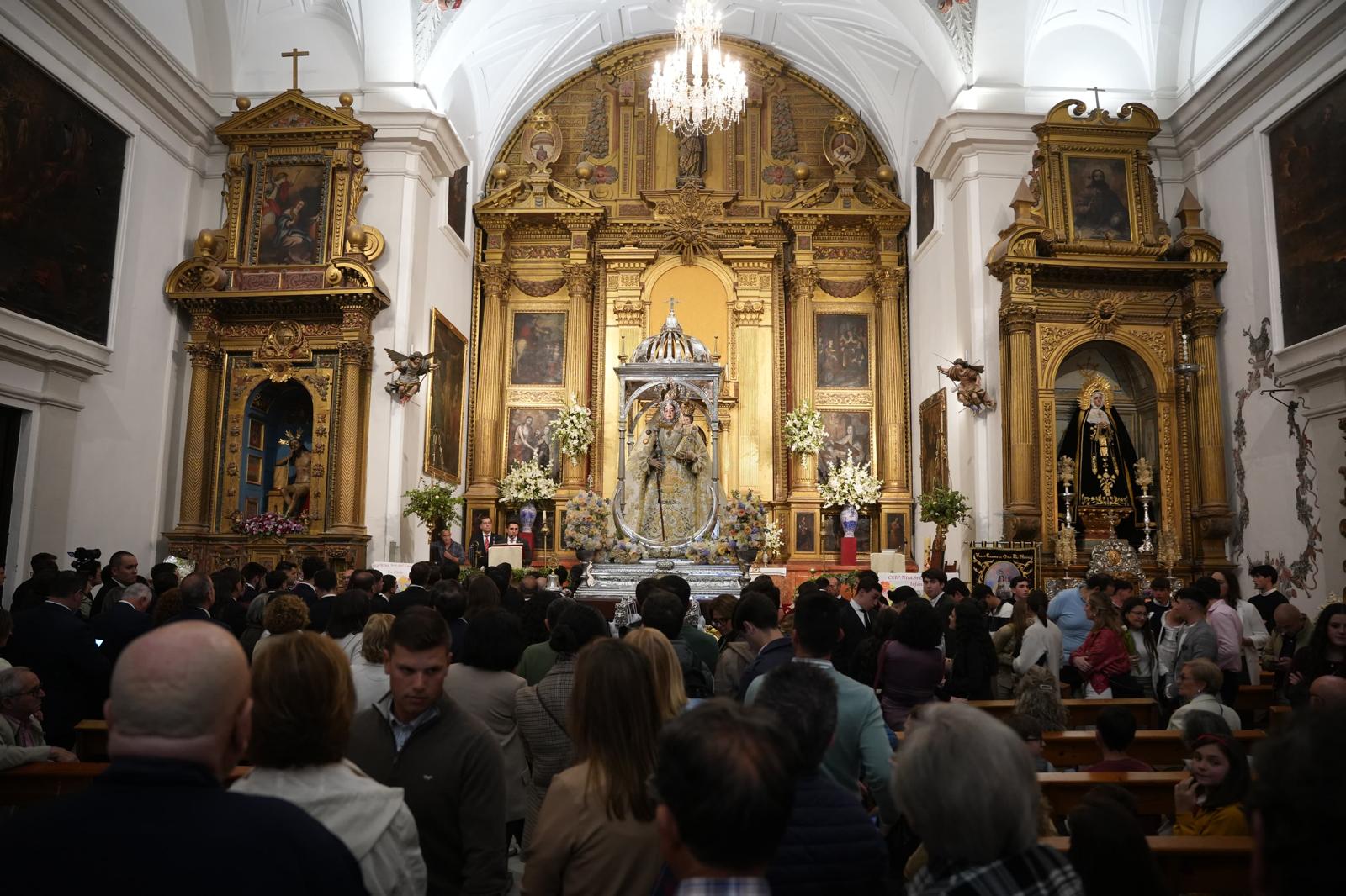La Archicofradía informa a los presentes en la Parroquia del Carmen sobre la nueva fecha del traslado de María Stma. de Araceli.
