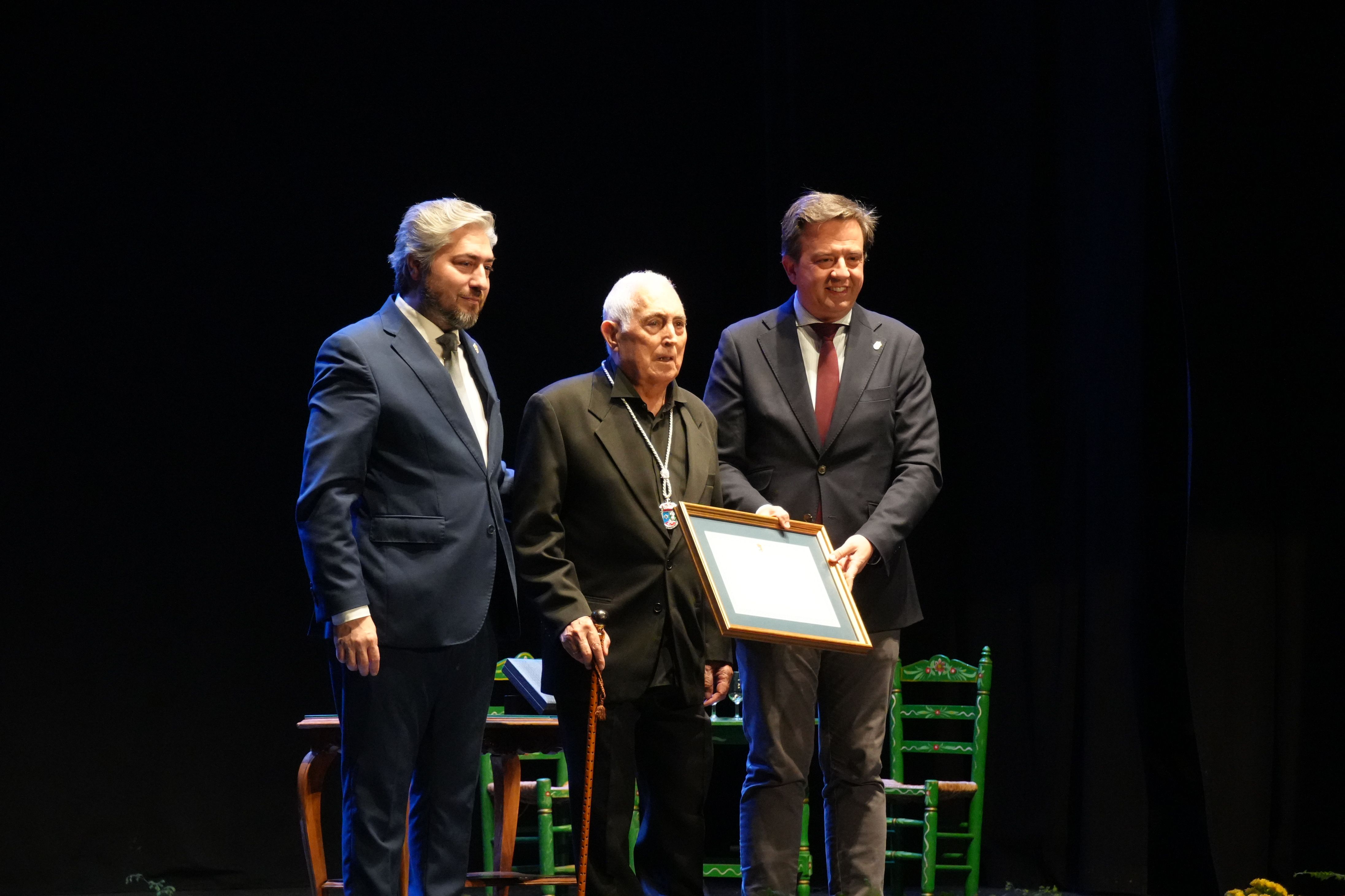 Curro Lucena recibe el galardón de manos del alcalde, Aurelio Fernández.