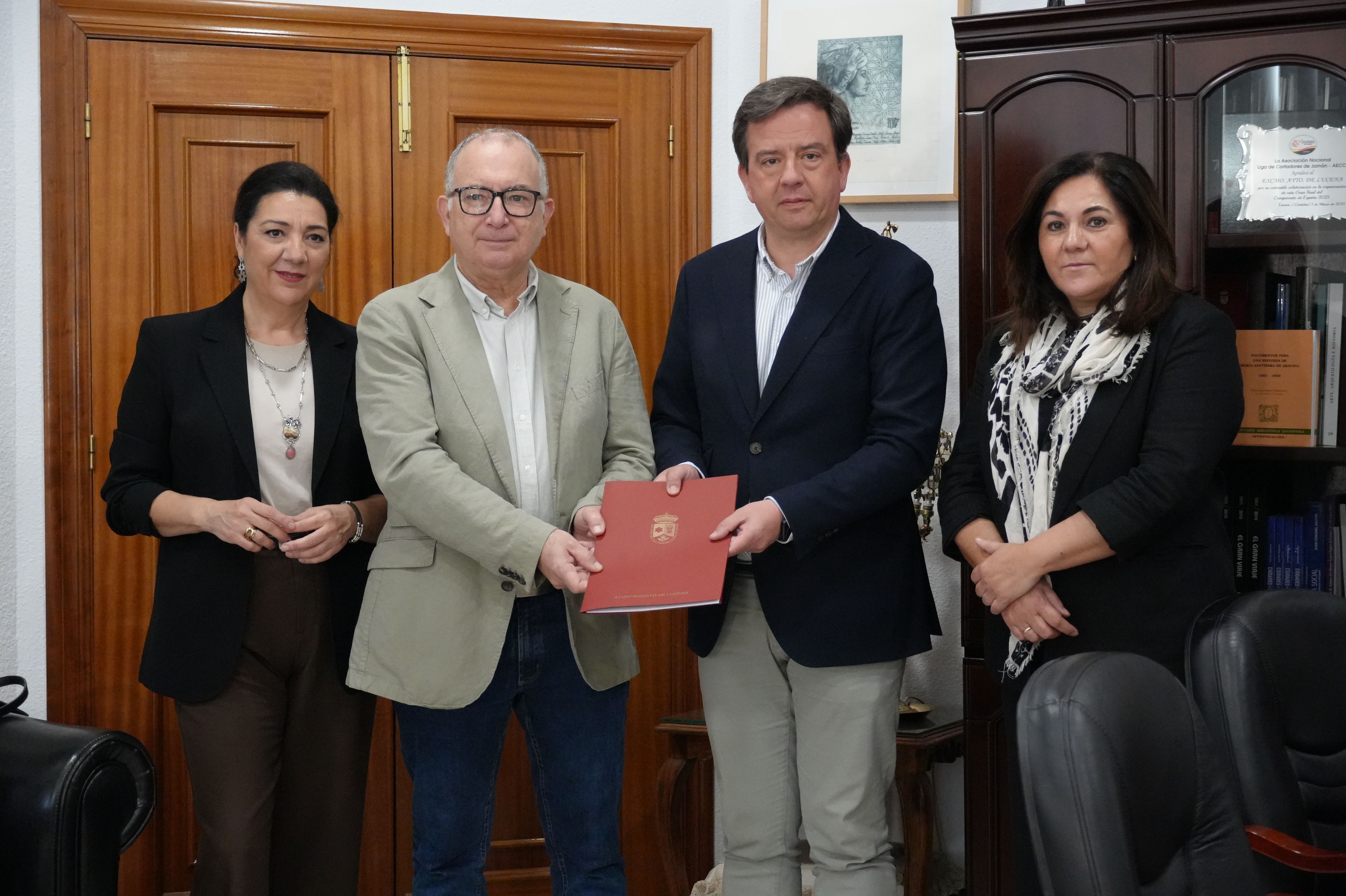Pepa Romero, Vicente Briones, Aurelio Fernández y María de la O Redondo, tras la firma del convenio