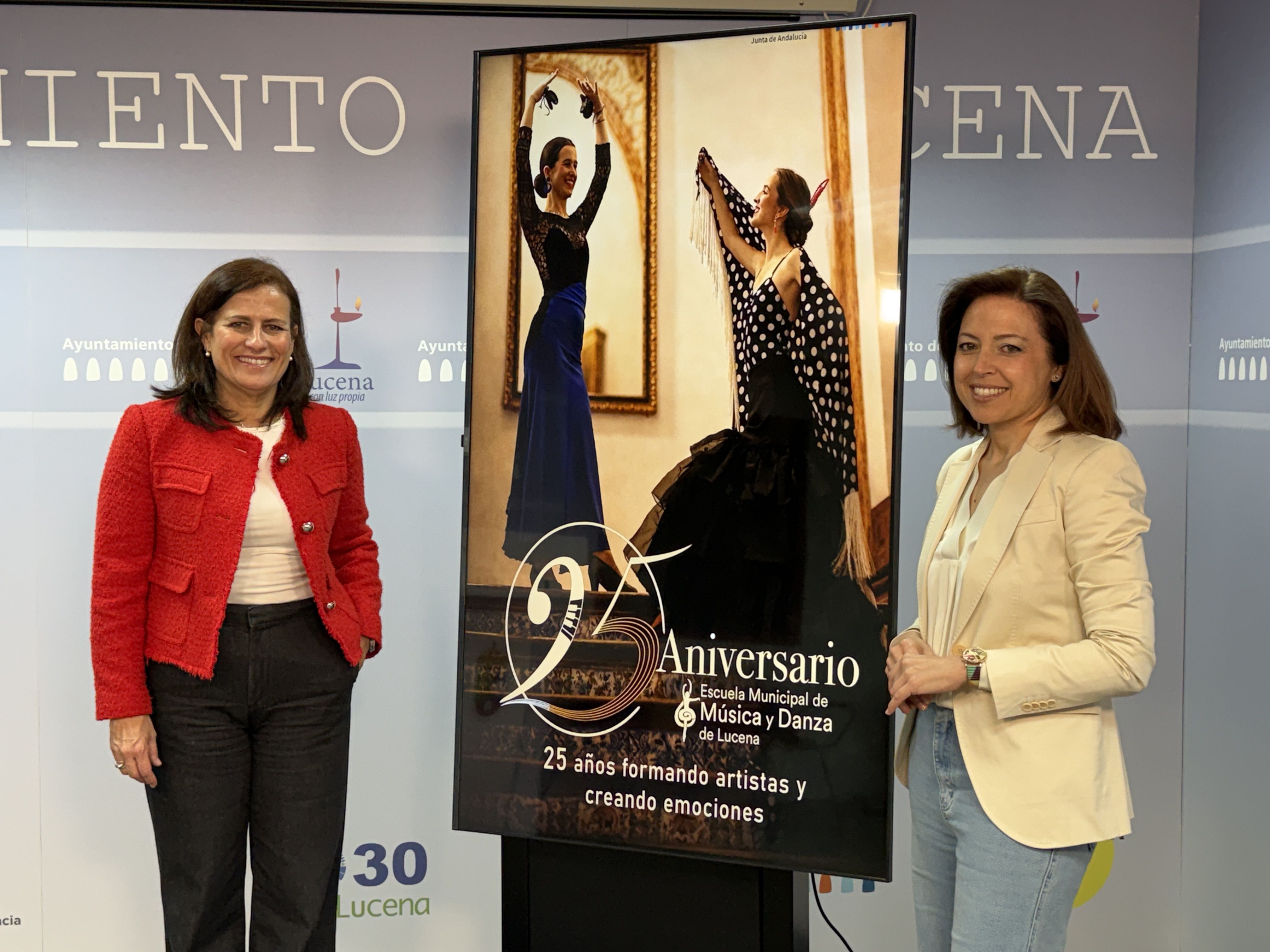 La edil de Educación, Míriam Ortiz junto a la directora de la Escuela Municipal de Música y Danza, Mamen Galindo tras la presentación del programa.