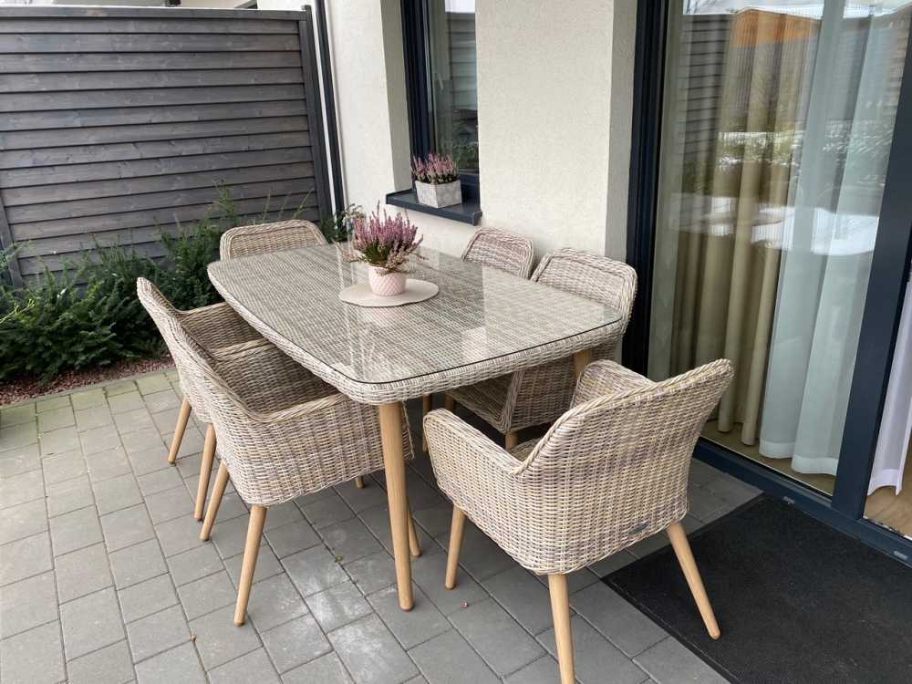 Los muebles de ratán sintético son piezas de exterior que imitan el aspecto del ratán natural, pero están fabricadas con materiales más resistentes y fáciles de mantener.