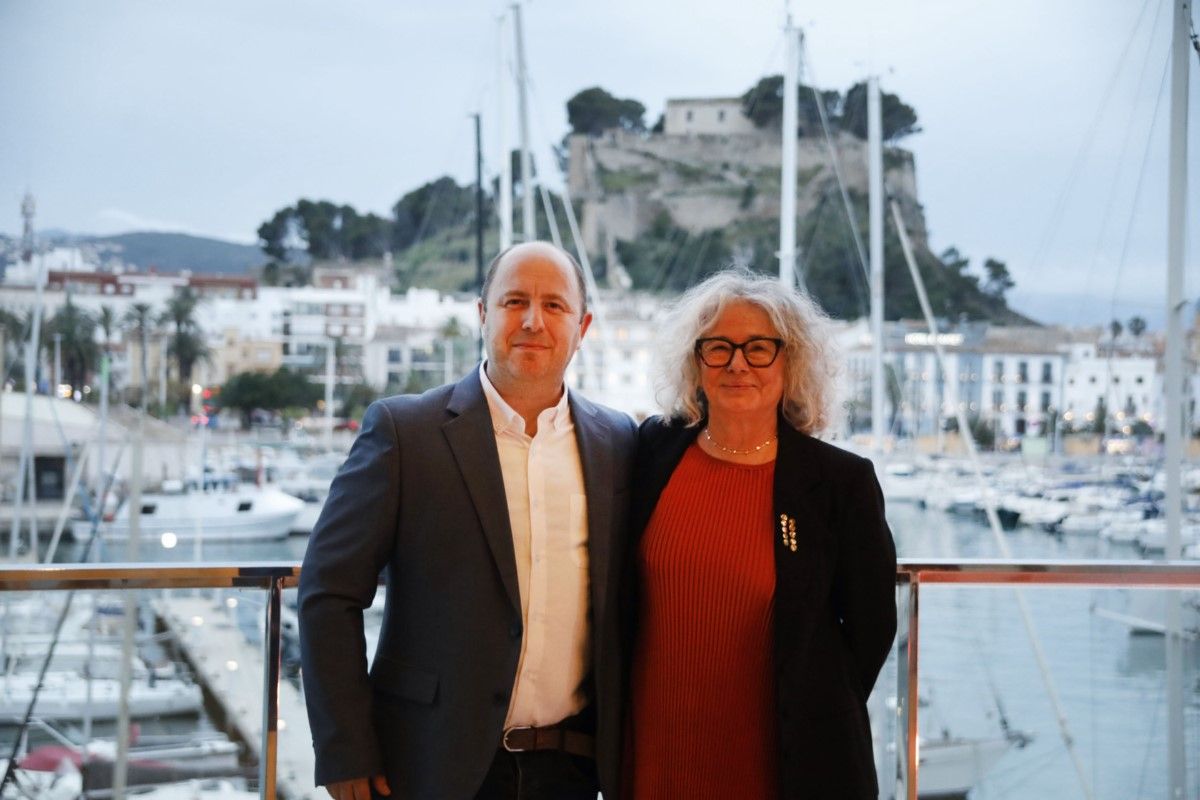Jacob Lorenzo junto a la autora premiada en lengua valenciana, Magda Añón