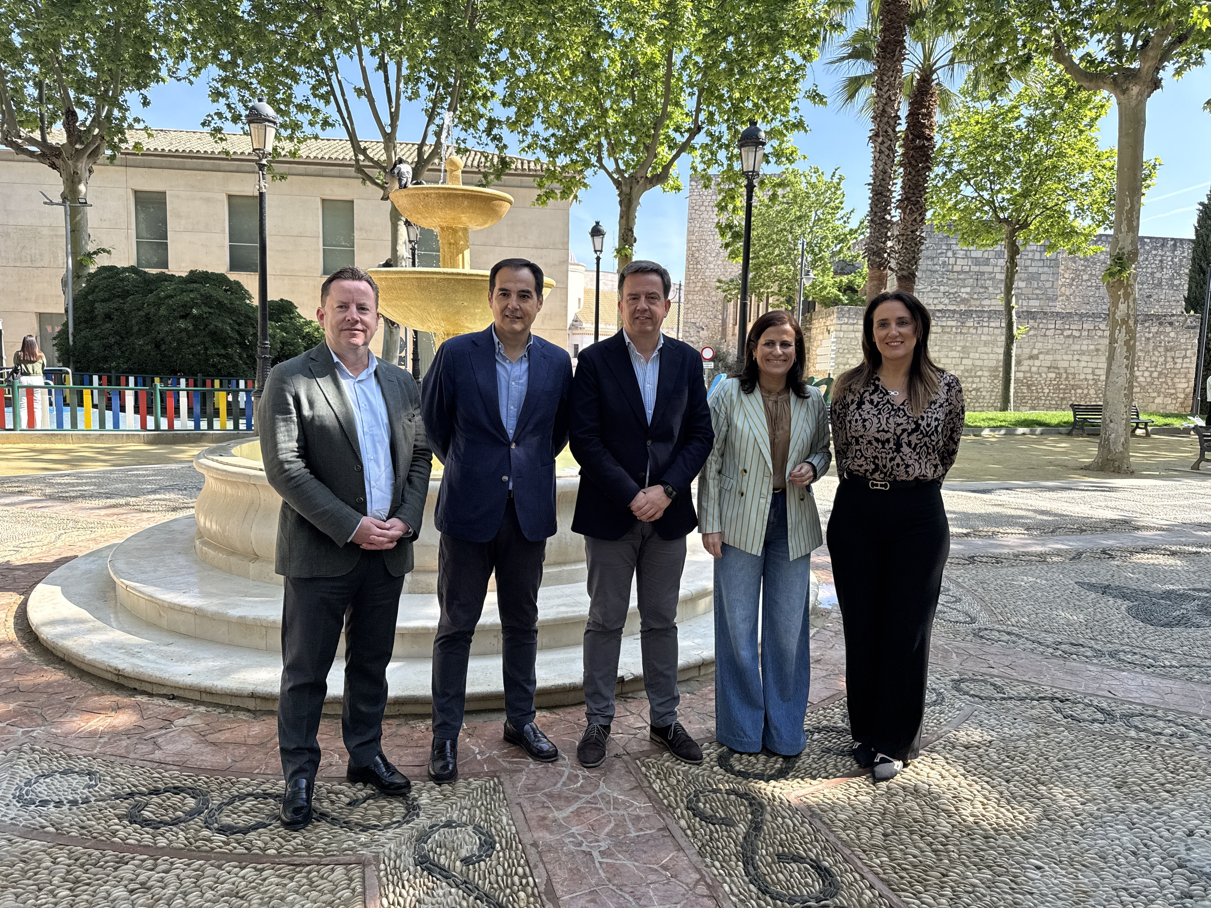 Francis Aguilar, José Antonio Nieto, Aurelio Fernández, Míriam Ortiz y Verónica Martos durante la comparecencia de esta mañana en el Paseo del Coso.