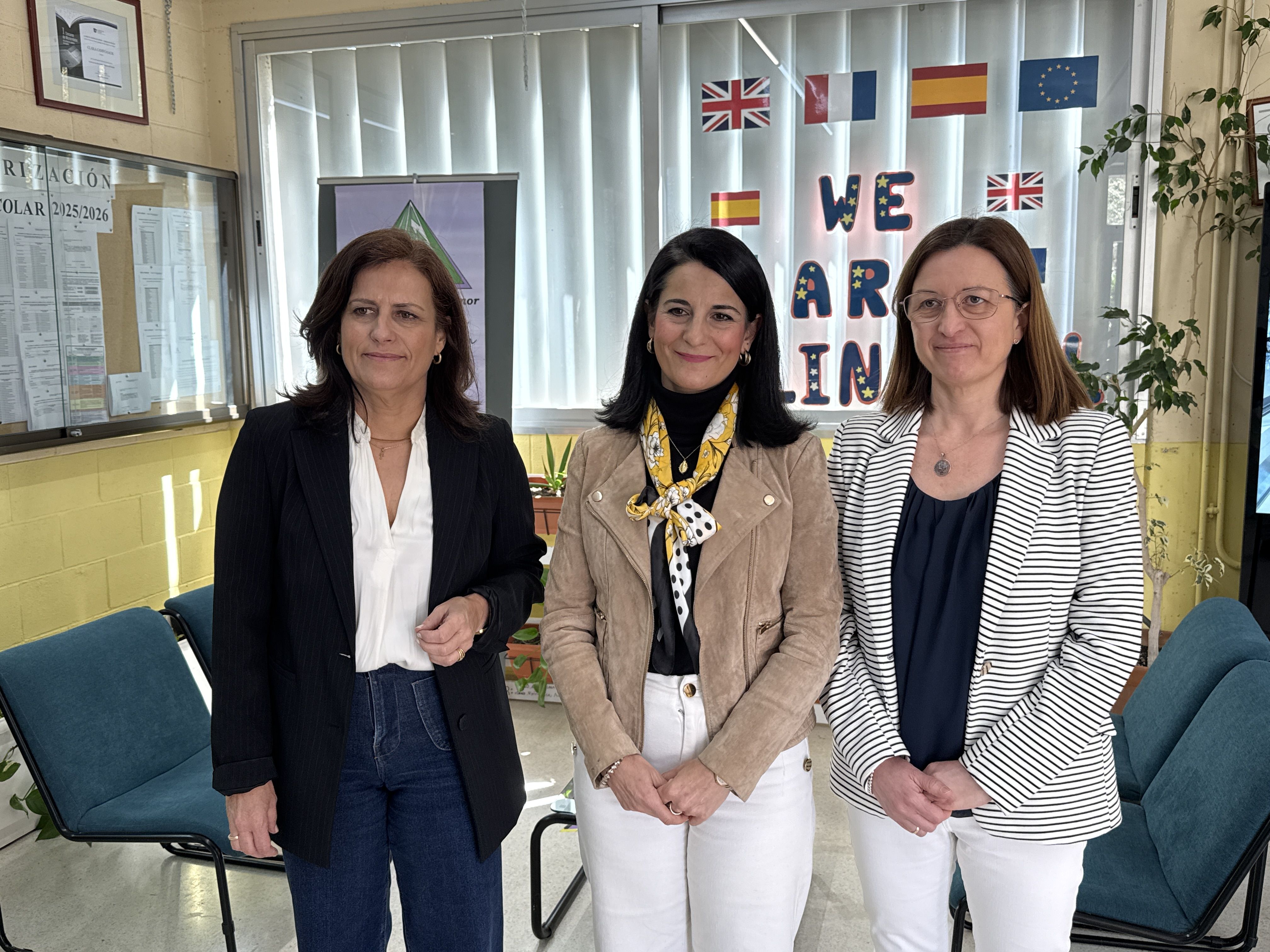 La concejala de Educación del Ayuntamiento de Lucena, Míriam Ortiz; la coordinadora de Bilingüismo, Marta Olmo y Silvia Cortés, jefa del Departamento de Inglés del IES Clara Campoamor.