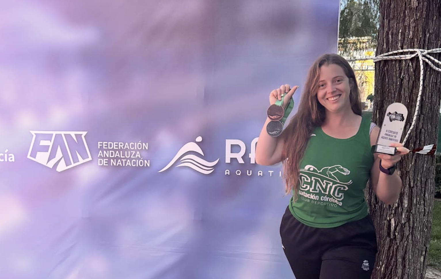 Elia Mª Cuenca Jiménez con las dos medallas obtenidas en el XXIV Campeonato de Andalucía Open de Aguas Abiertas