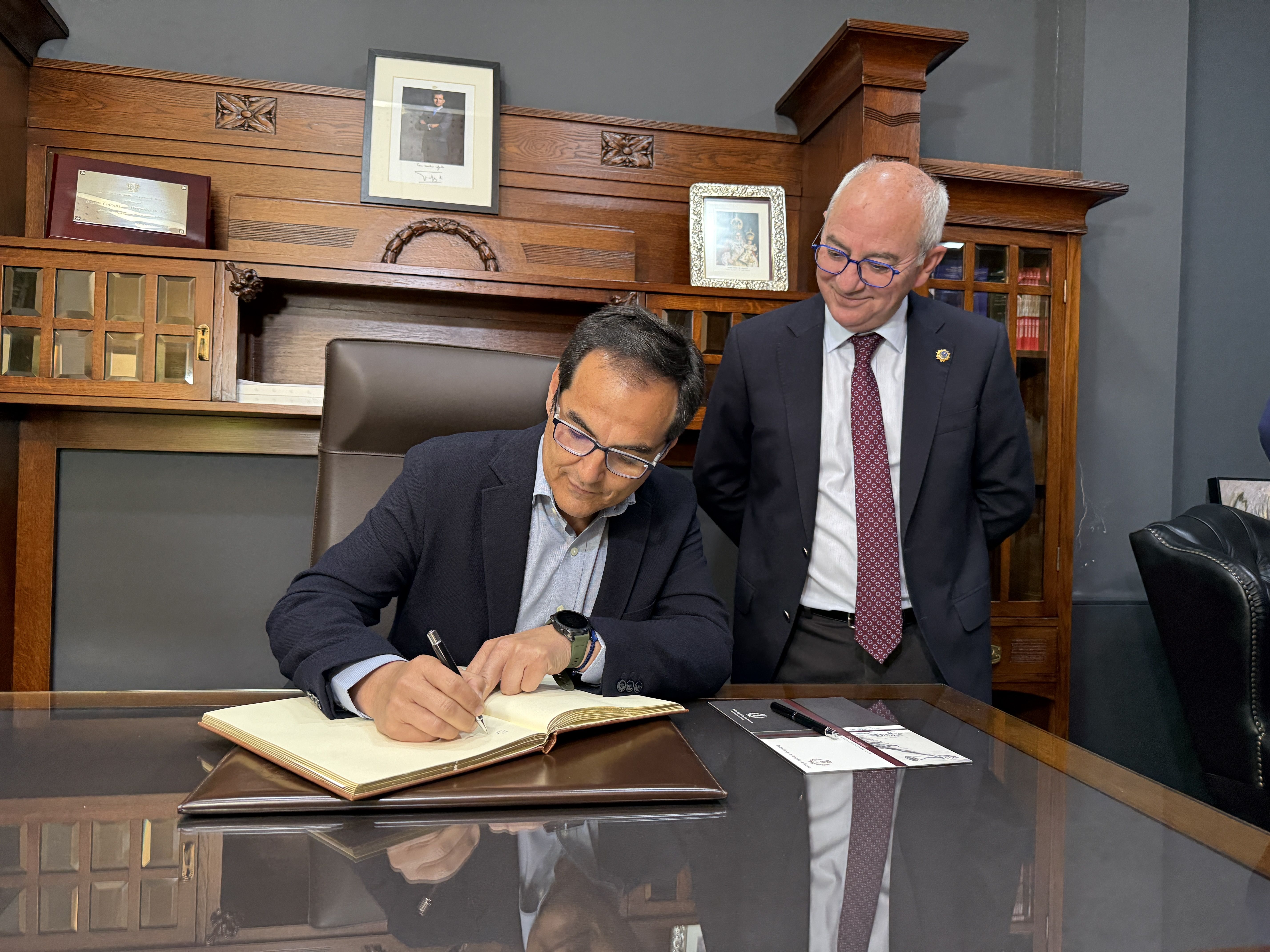 El consejero de Justicia de la Junta, José Antonio Nieto junto a Manuel Egea, decano del Ilustre Colegio de Abogados de Lucena.