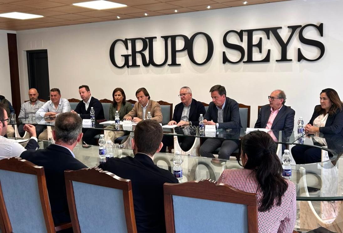 Un instante durante la reunión entre la formación popular y representantes de la asociación de la madera AMALU en las instalaciones de Grupo Seys.