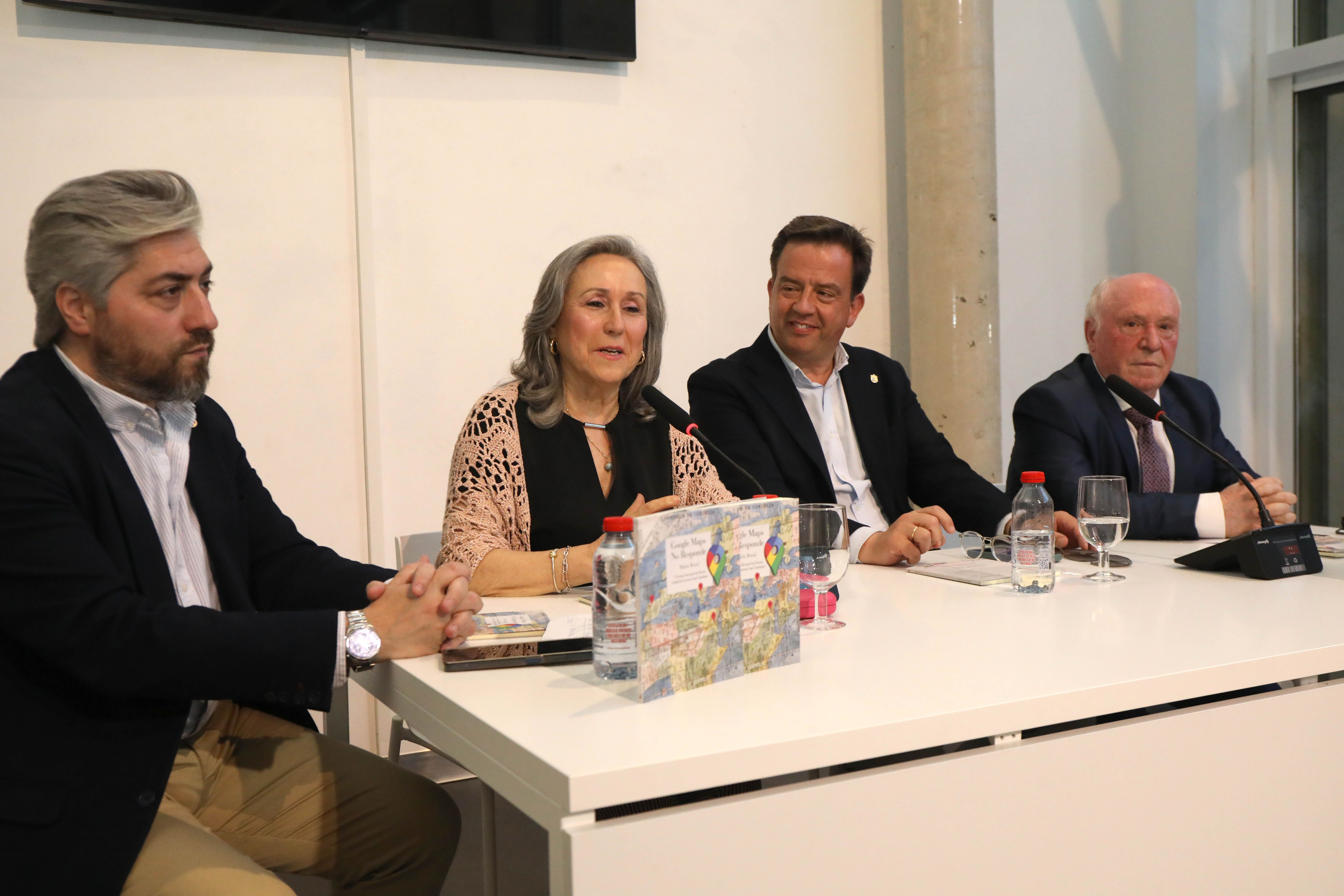 María Rosal junto al alcalde de Lucena, Aurelio Fernández; el concejal de Cultura, Francisco Barbancho y Antonio Cruz Casado, integrante del jurado