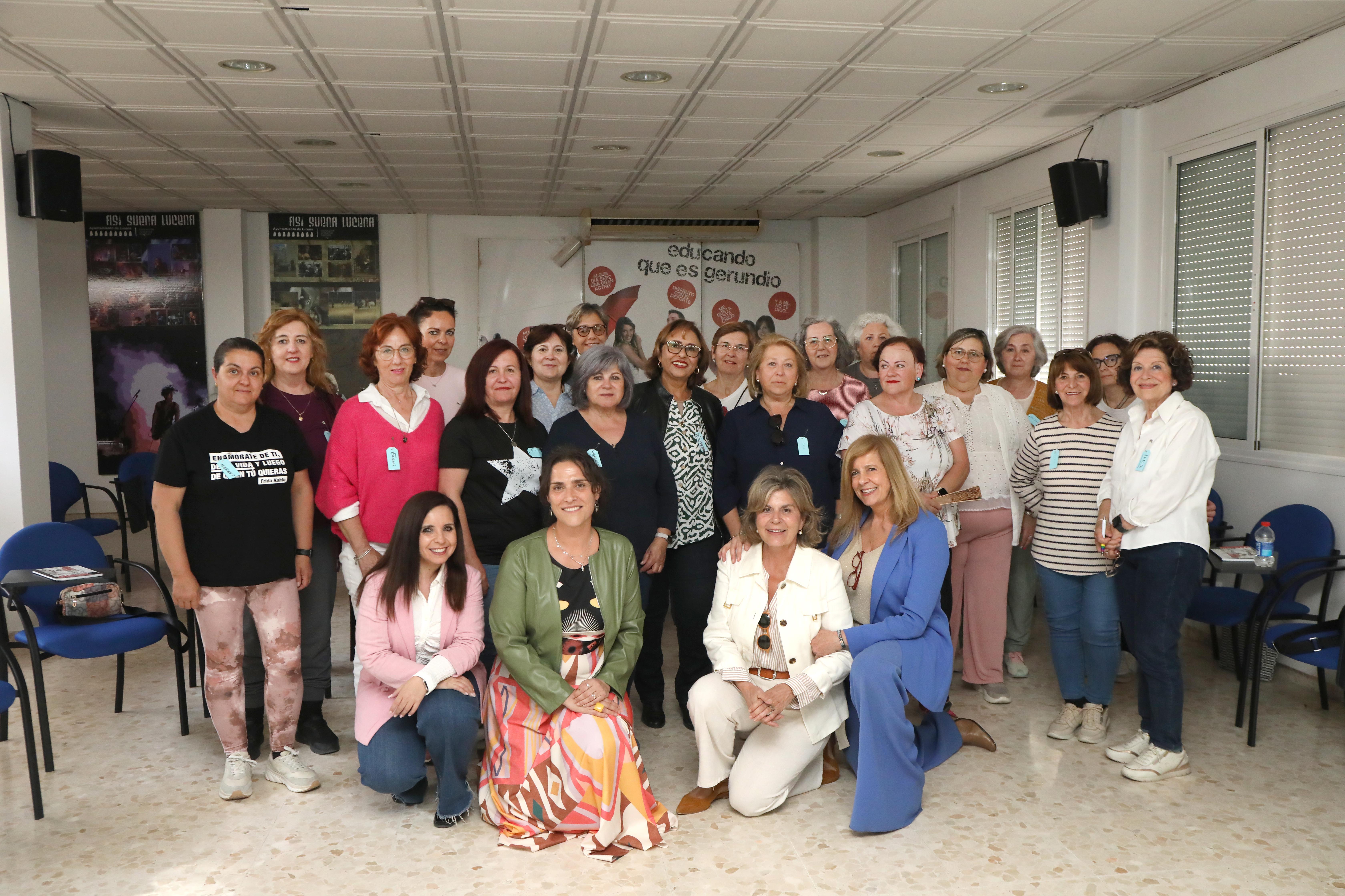 Representantes políticas y asistentes a este taller