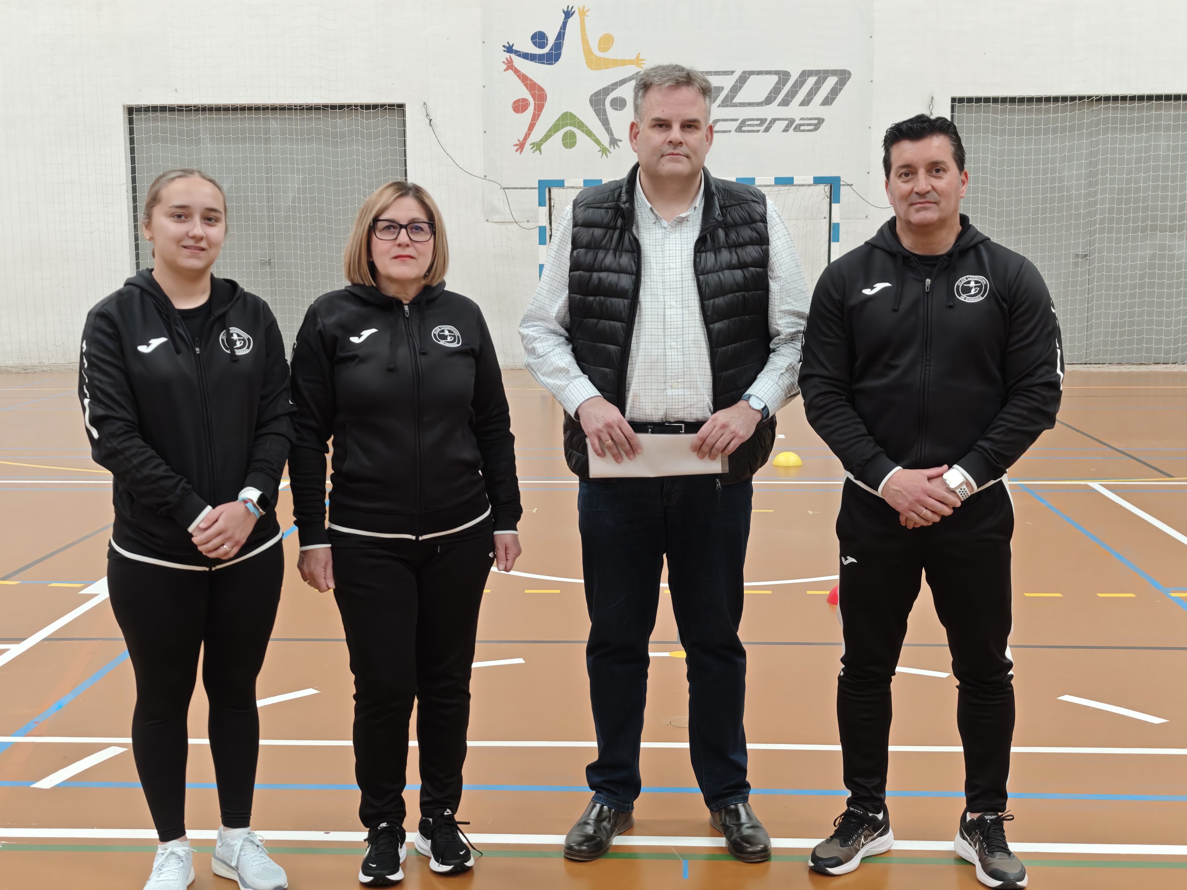 El edil de Deportes, Ángel Novillo, junto a los responsables del Club Lucentino de Gimnasia