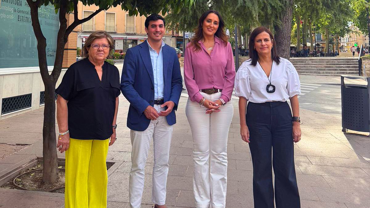 Las candidatas populares por Córdoba, Miriam Ortiz y Verónica Martos, junto a la la delegada territorial de Inclusión Social, Lola Sánchez y el también integrante de la candidatura popular José Carlos García