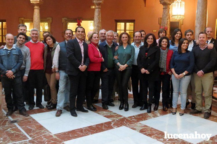  Dirigentes, candidatos, militantes y simpatizantes del Partido Popular posan en el Hotel Santo Domingo. 