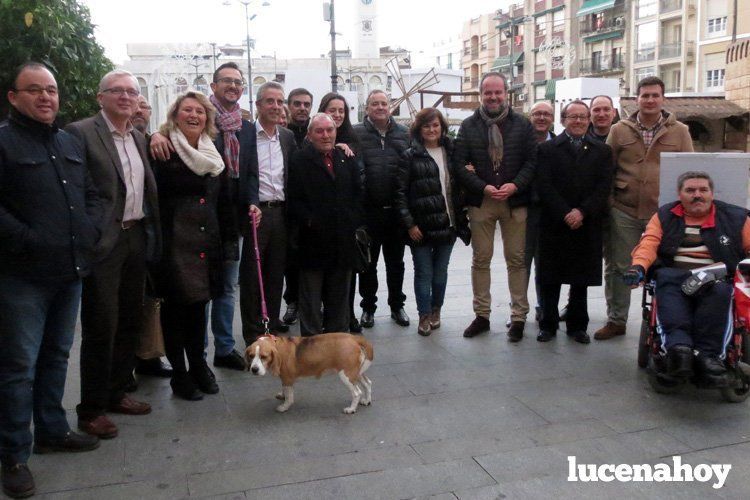  Carmen Calvo, junto a representantes y militantes del PSOE, en la Plaza Nueva de Lucena. 
