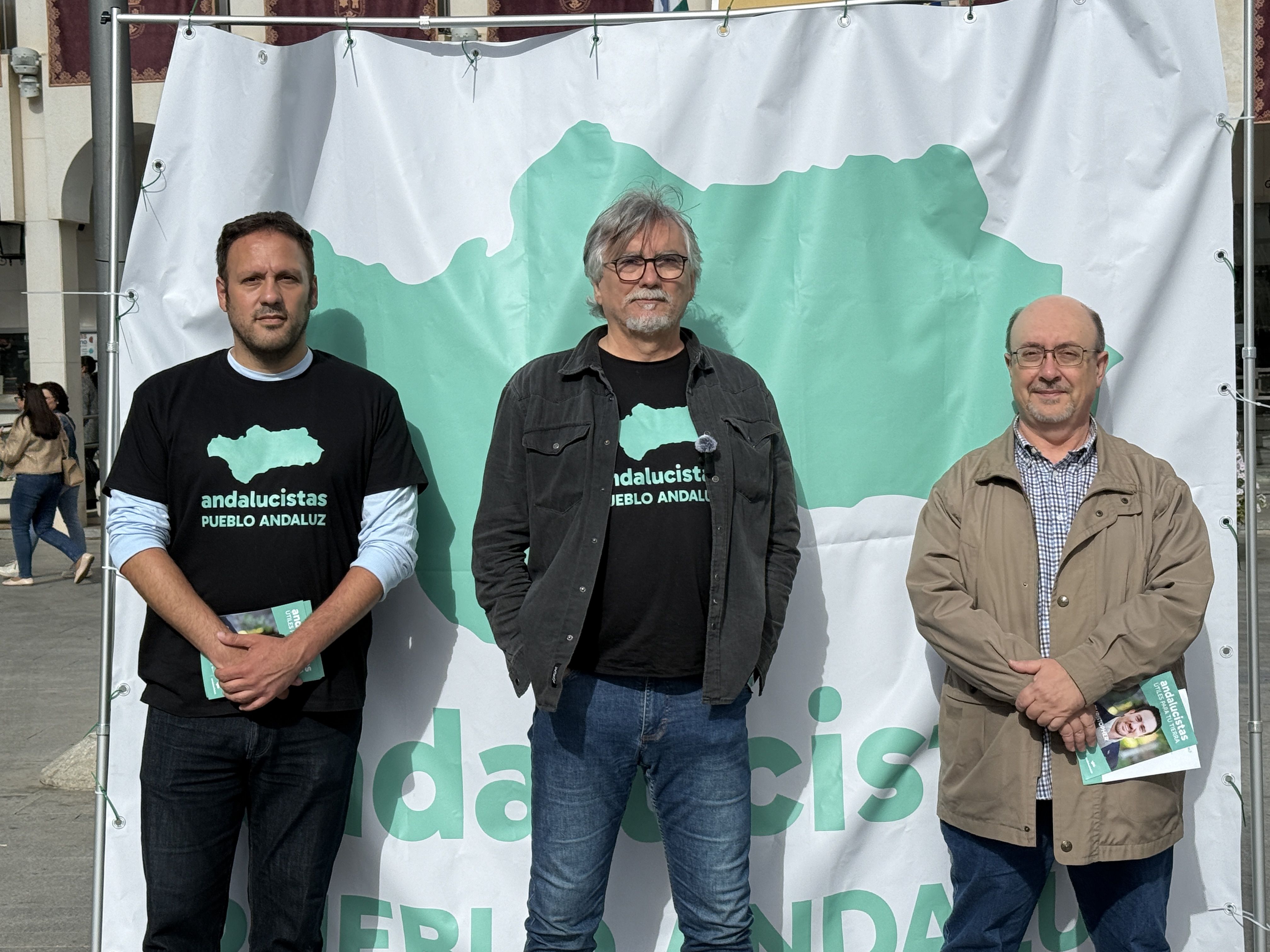 Representantes de la coalición andalucista Pueblo Andaluz durante la presentación de la candidatura provincial en Lucena esta mañana. Representantes de la coalición andalucista Pueblo Andaluz durante la presentación de la candidatura provincial en Lucena esta mañana.