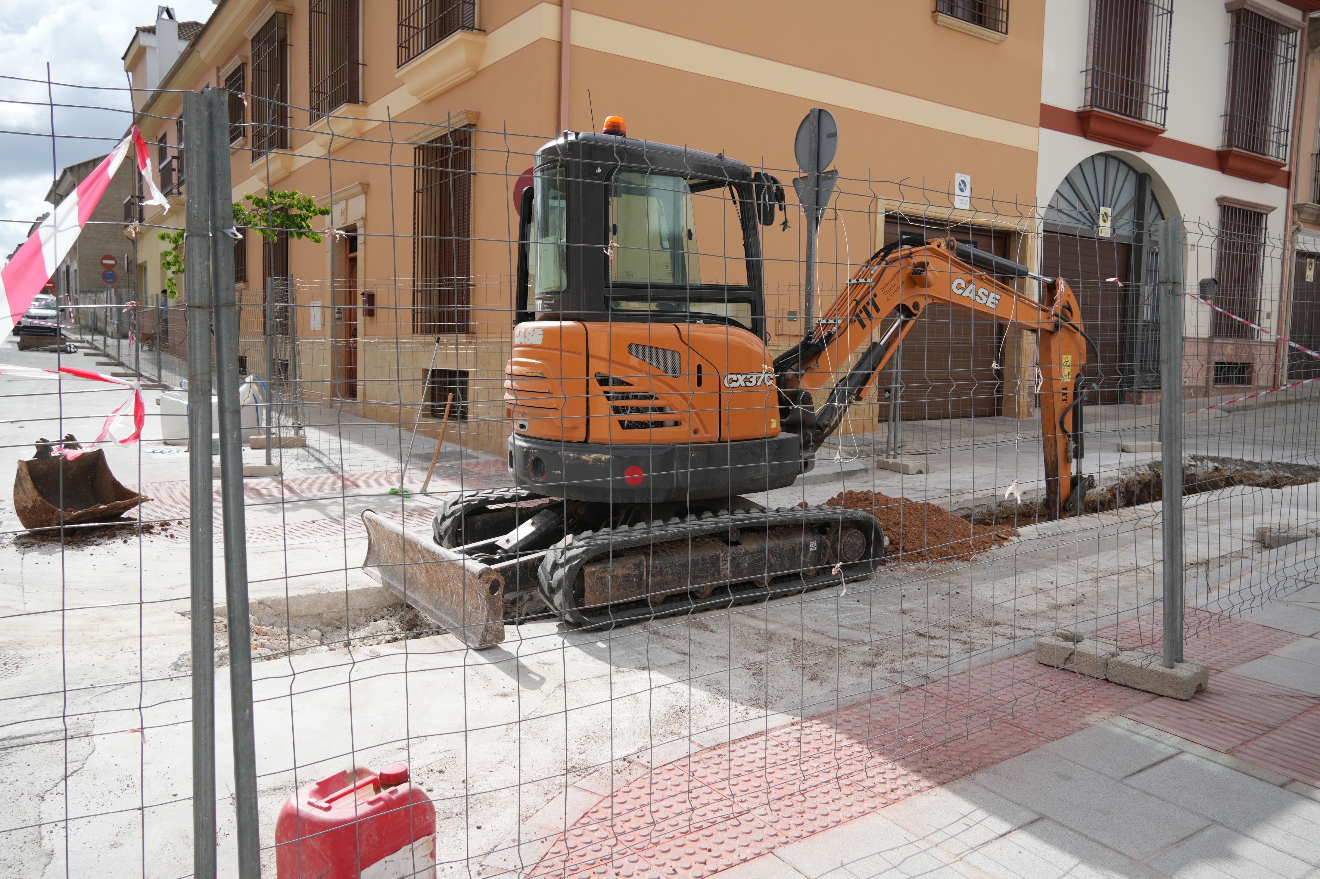 Primeros movimientos de maquinaria en las obras PFEA de la calle Era Alta