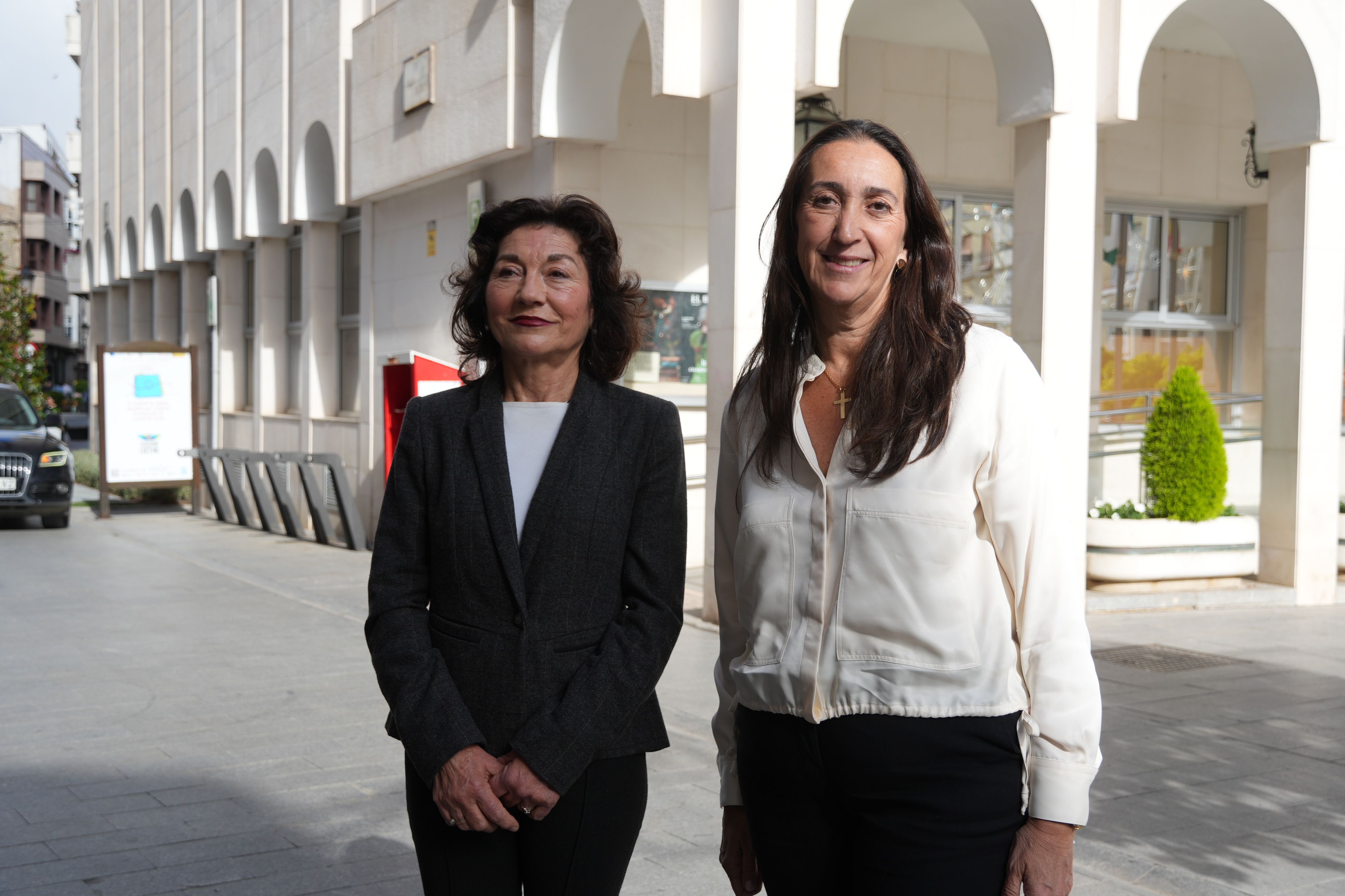 Paula Badanelli junto a Laura Sánchez Sicilia, portavoz de Vox en el ayuntamiento de Lucena
