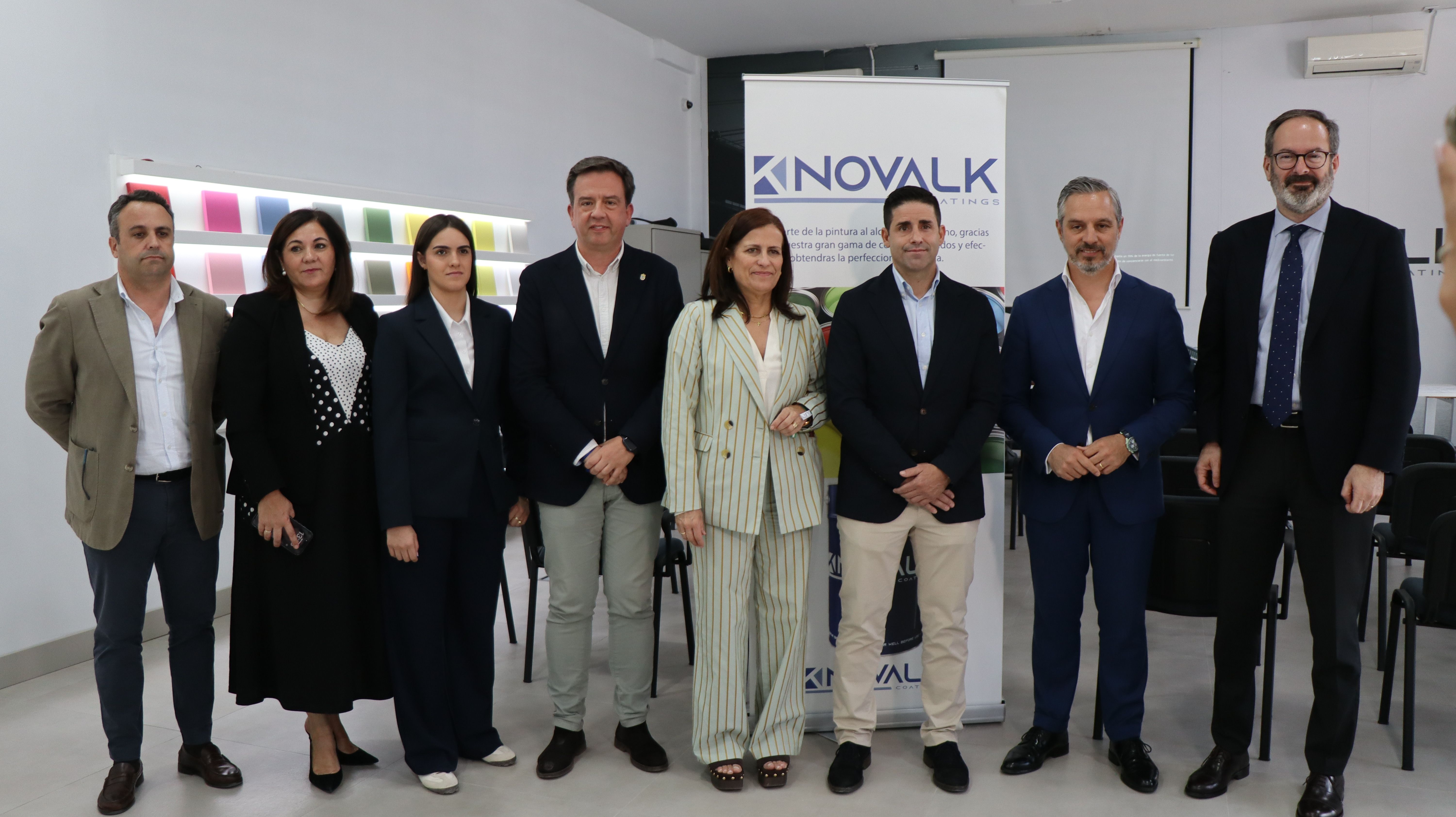 Un instante durante la visita de los representantes populares a la empresa Industrias Químicas Novalk.