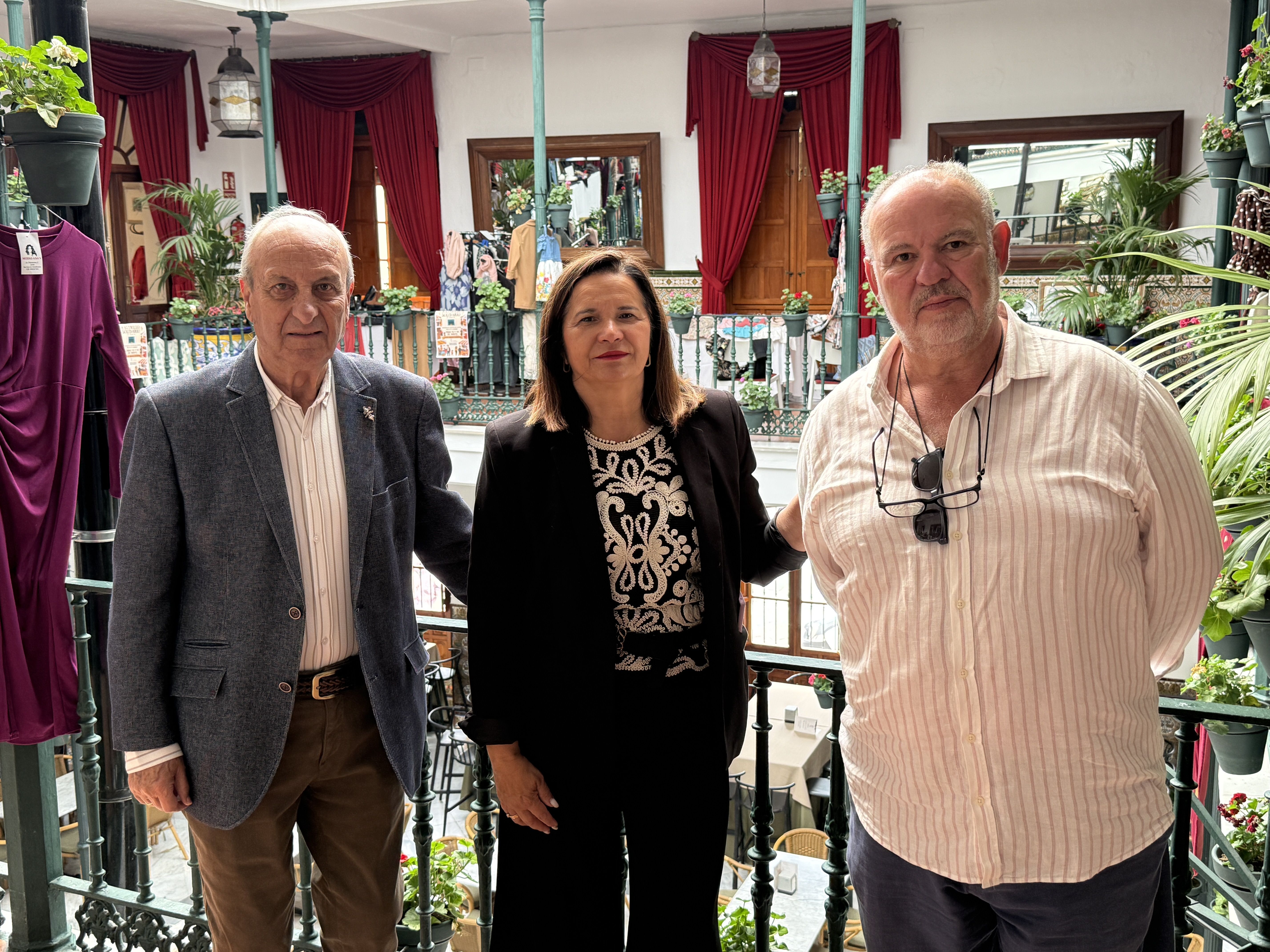 Antonio Nieva presidente de Proyecto Hombre junto a los vocales Mª Ángeles Alcaide y Francisco Muñoz. Antonio Nieva presidente de Proyecto Hombre junto a los vocales Mª Ángeles Alcaide y Francisco Muñoz.