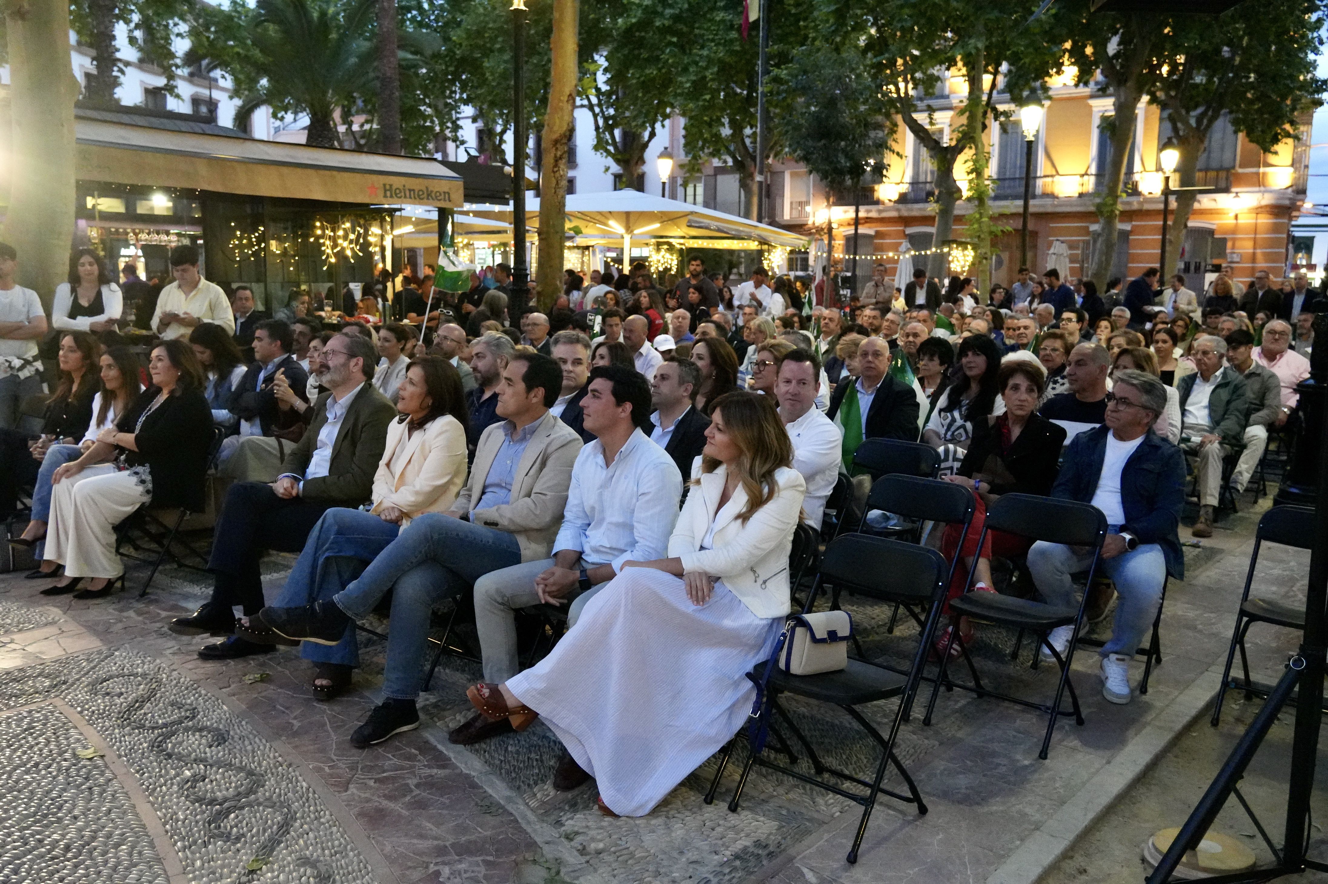 Un momento del acto público de cierre de campaña del PP en el paseo de El Coso