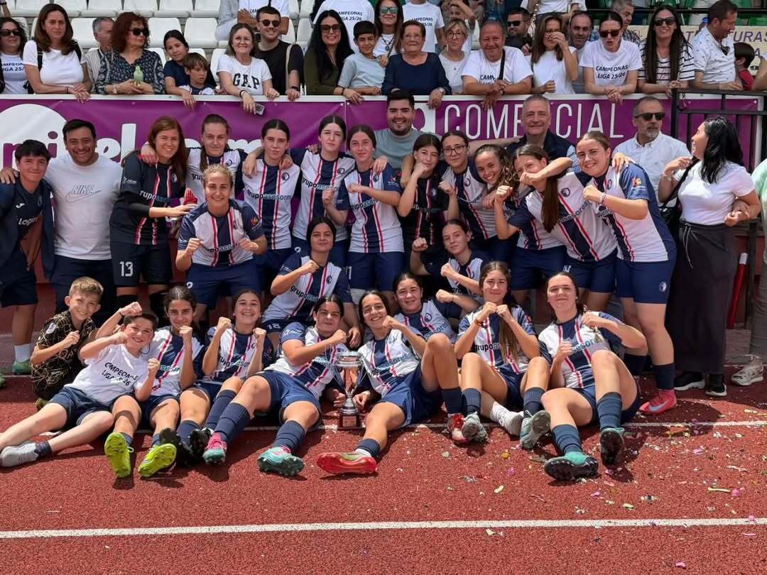 El Cadete Femenino del Lucecor celebra la victoria en la final de la Copa Federación, disputada en La Rambla, ante el Córdoba CF. Foto: CD Lucecor