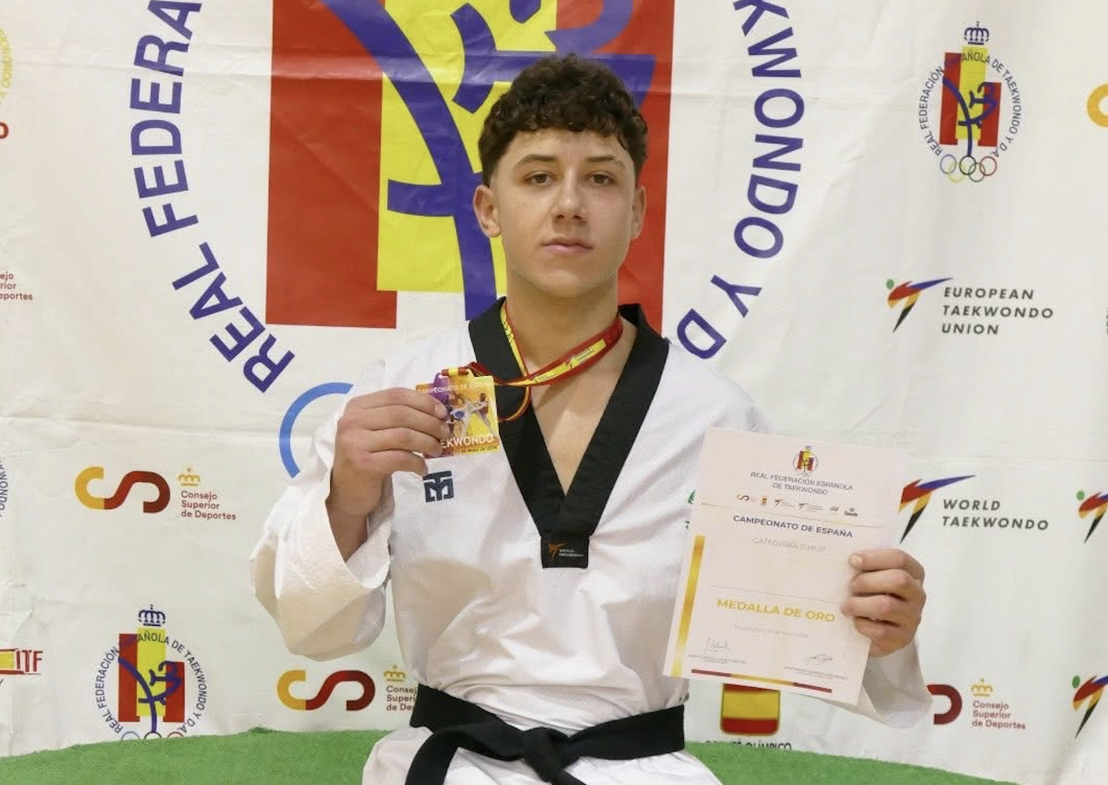 El taekwondista lucentino Jesús Pacheco muestra su título de campeón de España Sub21 de Taekwondo El taekwondista lucentino Jesús Pacheco muestra su título de campeón de España Sub21 de Taekwondo