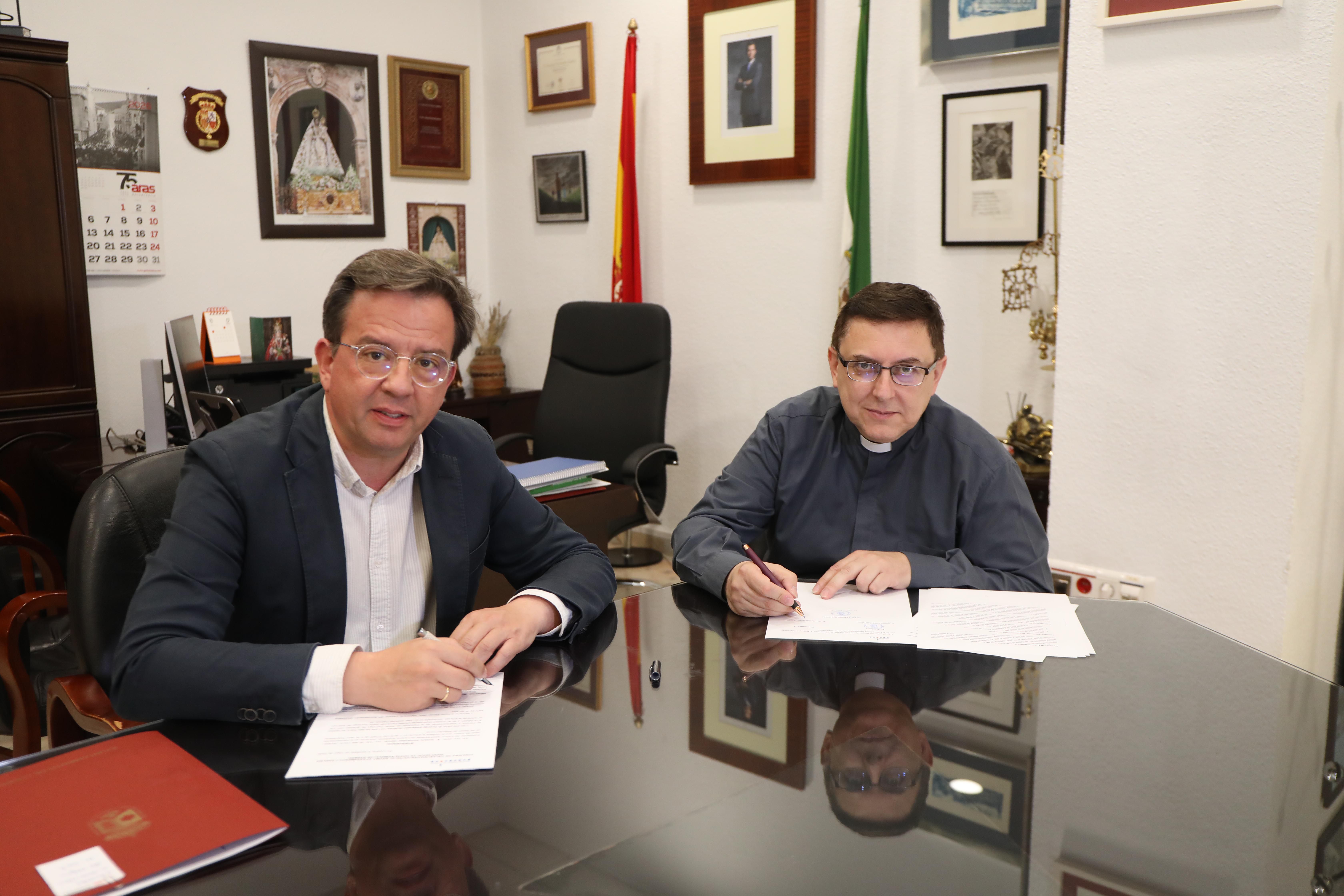 Aurelio Fernández y el párroco de Santo Domingo, Vicente Castander, durante la firma del convenio Aurelio Fernández y el párroco de Santo Domingo, Vicente Castander, durante la firma del convenio