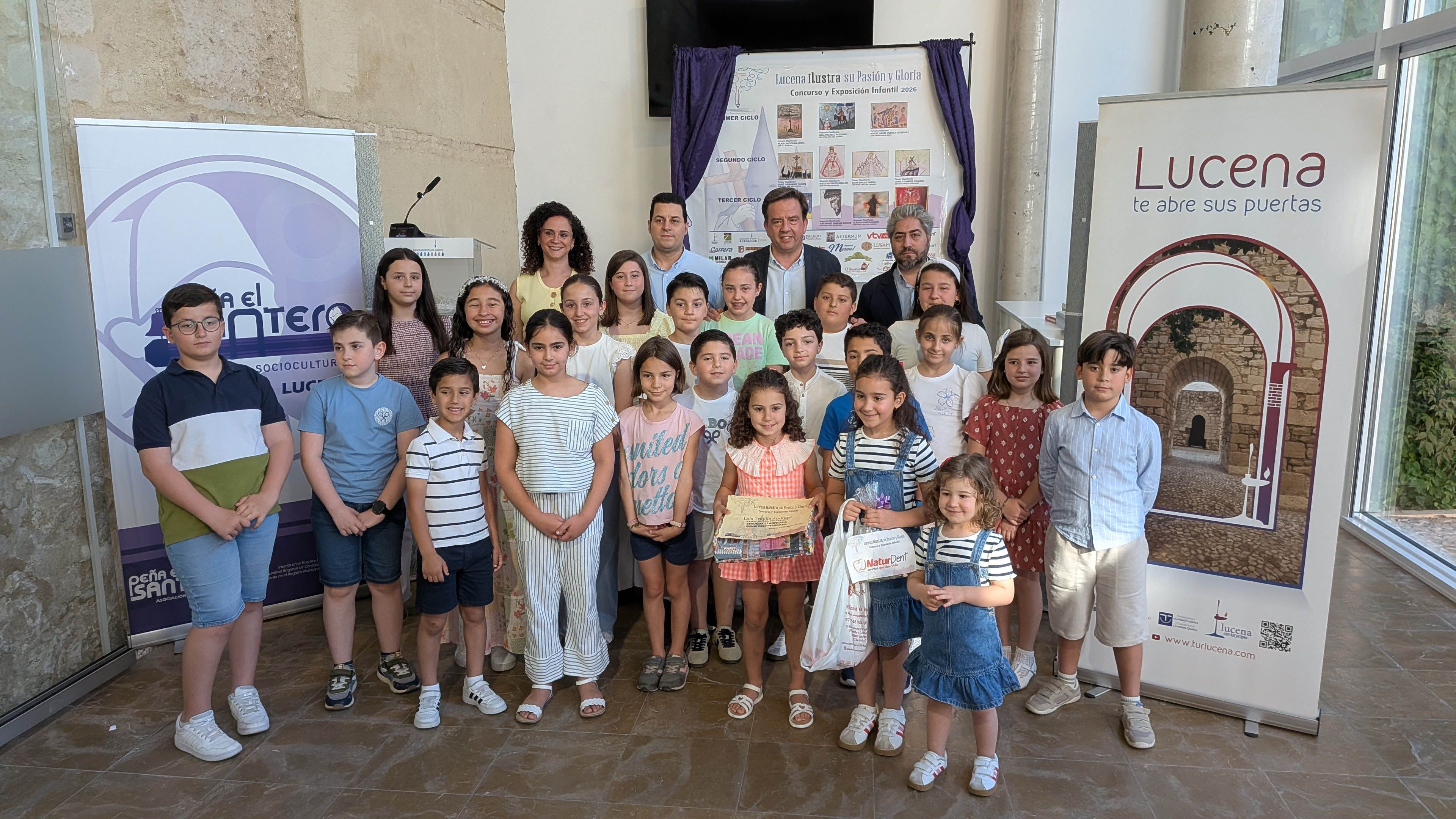 Autoridades y niños y niñas ganadores del certamen de dibujo “Lucena ilustra su Pasión y Gloria” Autoridades y niños y niñas ganadores del certamen de dibujo “Lucena ilustra su Pasión y Gloria”
