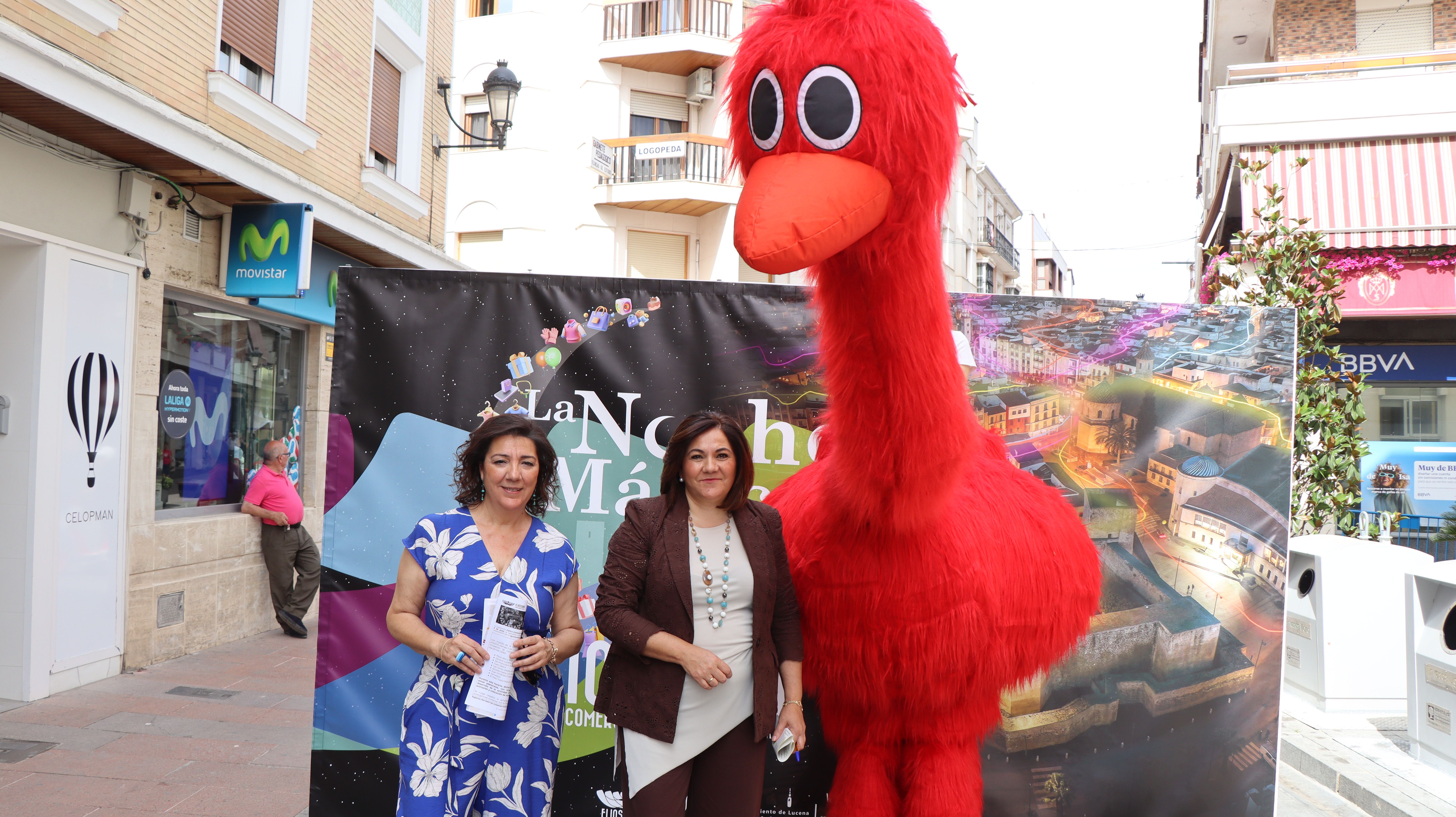 Pepa Romero, gerente del CCA Lucena y María de la O Redondo, concejala de Innovación durante la presentación de la Noche Mágica.
