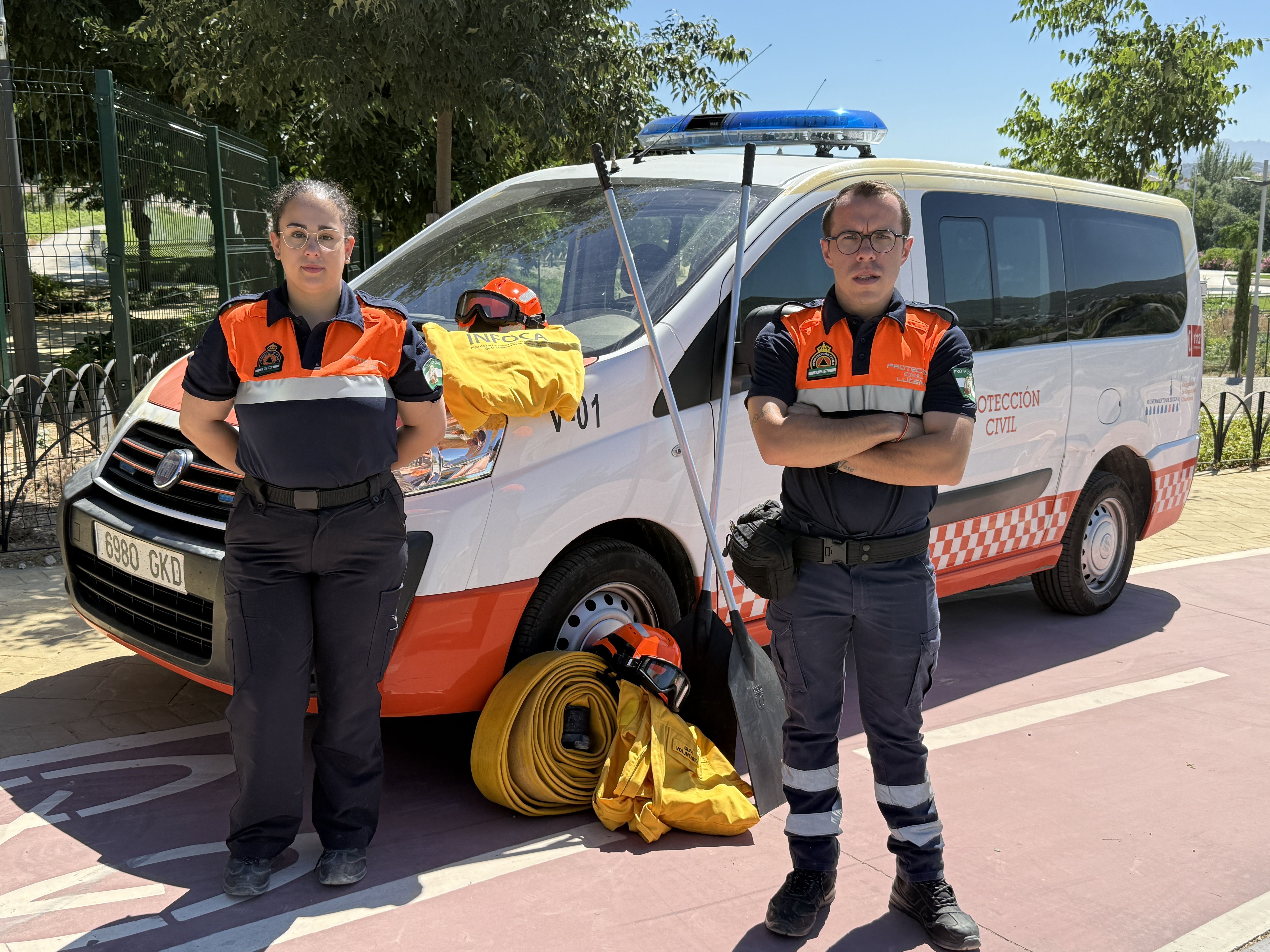 Los voluntarios de la agrupación de Protección Civil en Lucena, Elena Pérez y José Guerrero, junto a una muestra de material cedido por Infoca.
